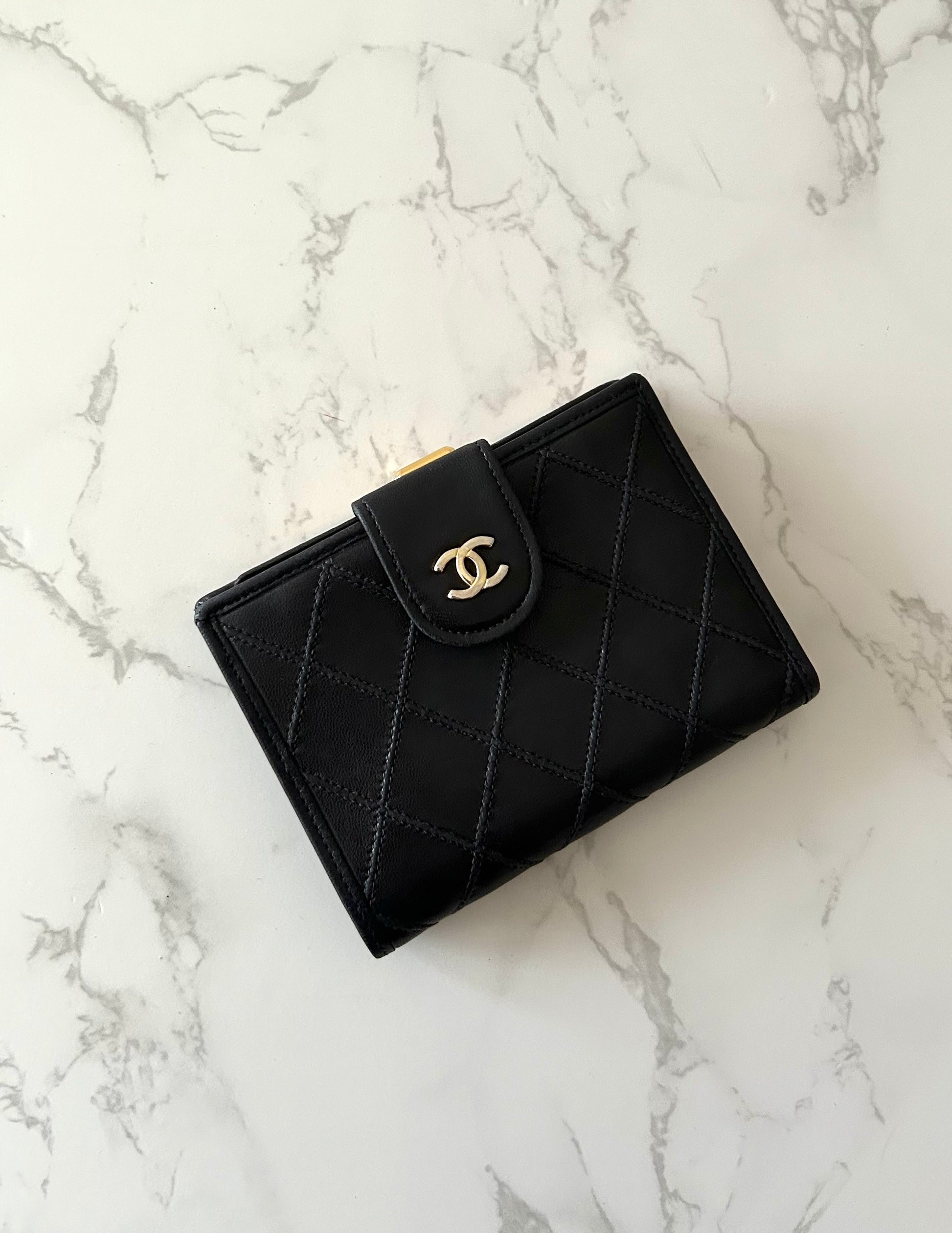 CHANEL 稀有黑色小羊皮革大金扣金標短夾/錢包