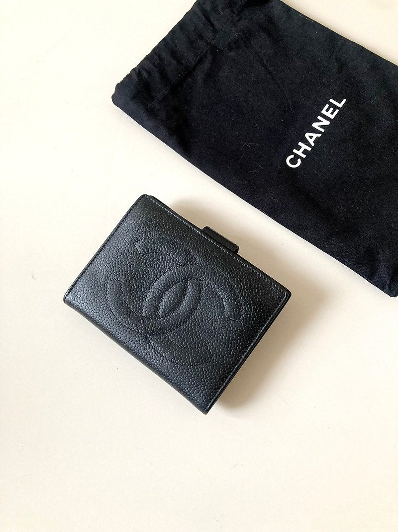 CHANEL 稀有黑色魚子醬牛皮大金扣皮革中短夾/小錢包/銀包