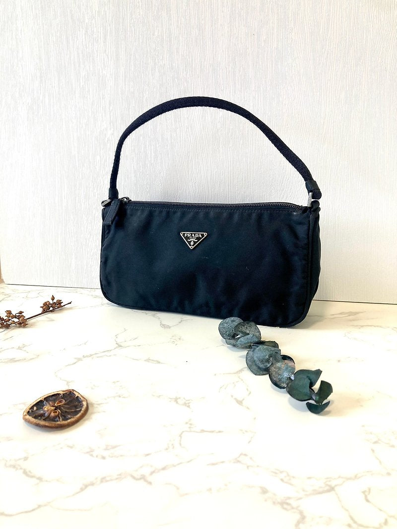 PRADA classic black silver triangle simple small bag/handbag/handbag