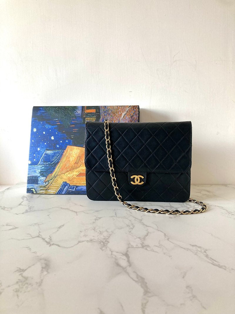 CHANEL classic black gold buckle 22cm Half Flap chain small bag/side backpack/shoulder bag