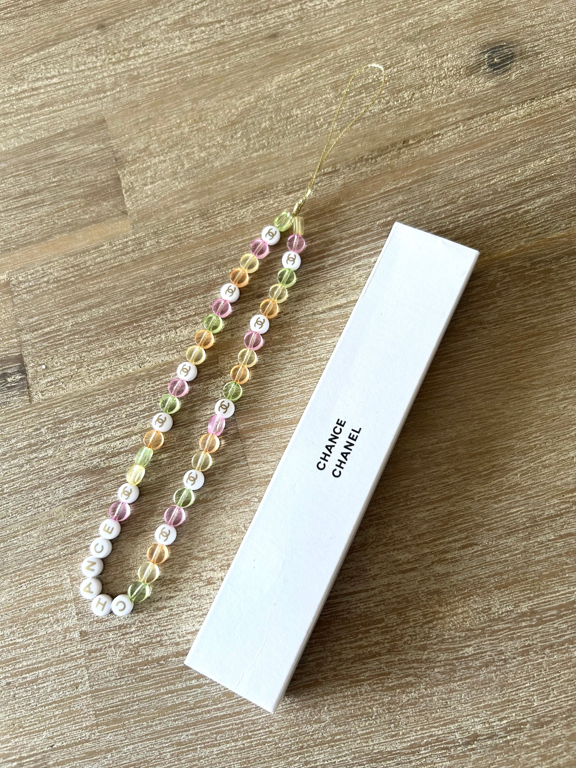 女神節滿額 HKD$3888贈品 -
- CHANEL 彩色串珠手機繩/掛飾