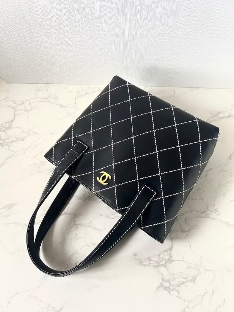Rare second-hand Chanel Vivian black gold label leather small tote bag/shoulder bag/side bag