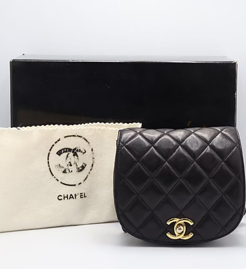Rare second-hand Chanel black rotating gold buckle saddle shoulder bag/crossbody bag/side bag