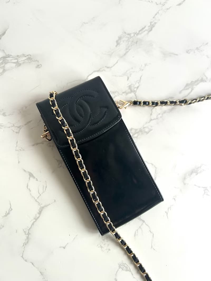 Rare second-hand Chanel black patent leather messenger bag/shoulder bag/side bag