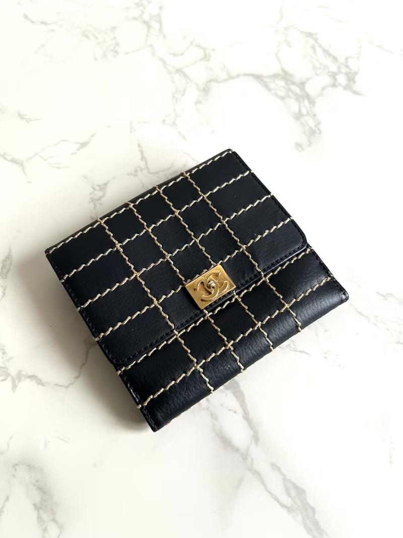 稀有中古二手Chanel黑色外縫線金扣皮革短夾銀包