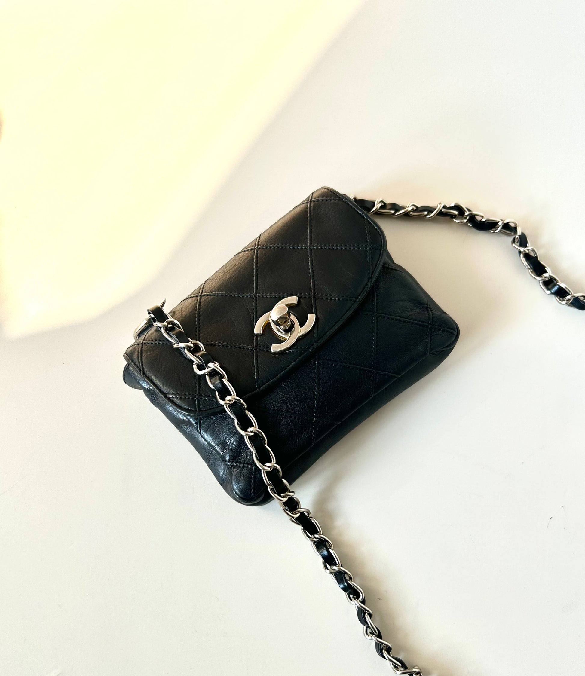 CHANEL rare black leather rotating buckle belt bag/side bag/clutch bag