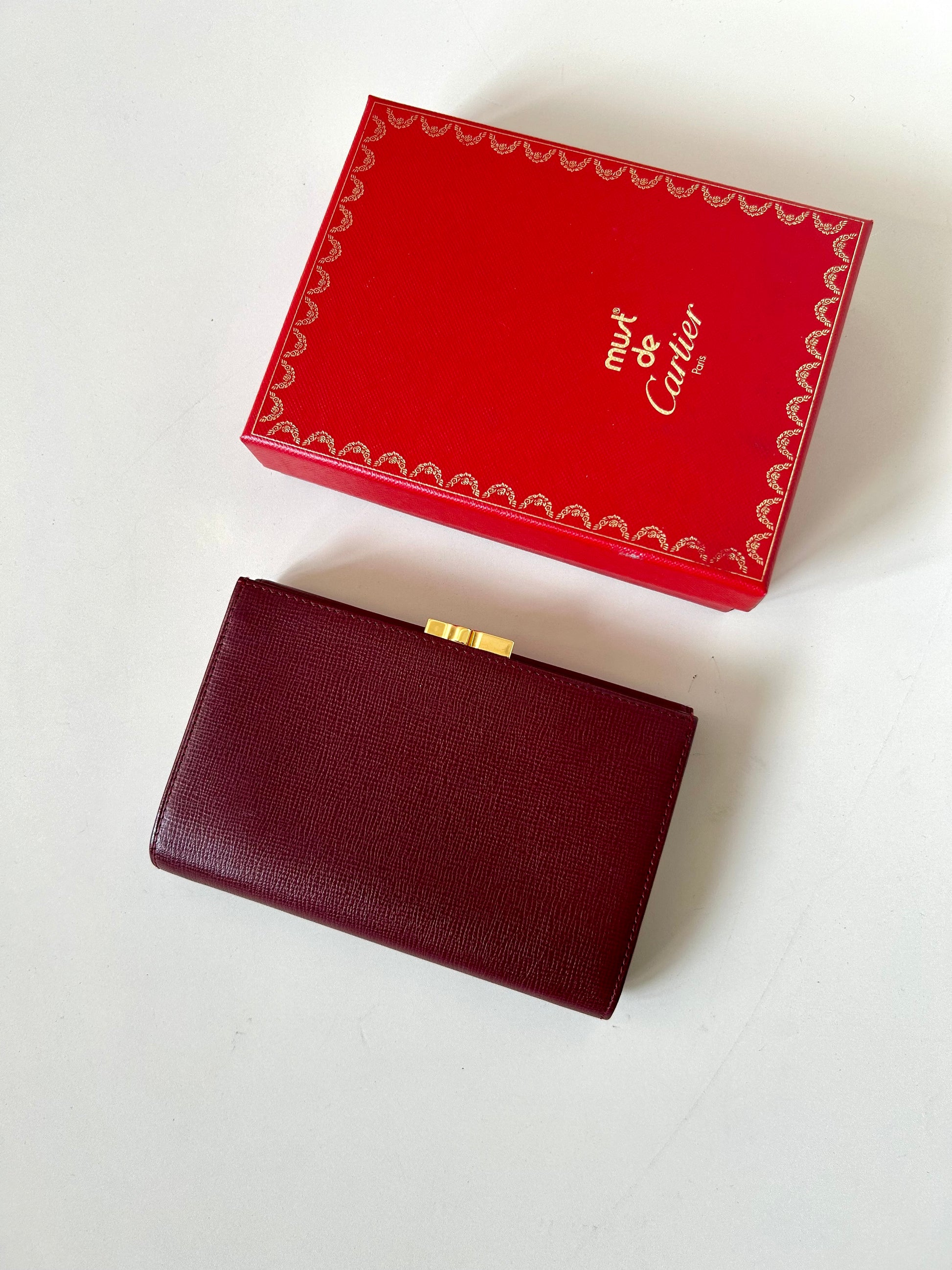 CARTIER Must de Cartier 酒紅皮革中短夾口金錢包/銀包