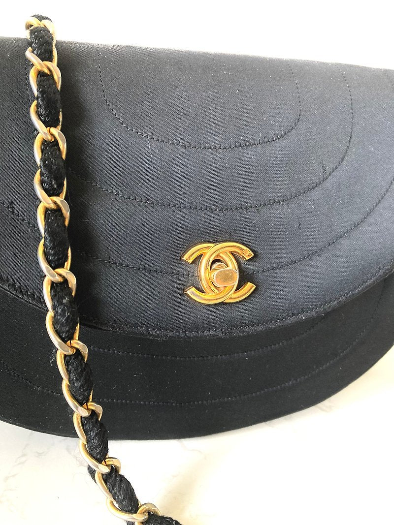 CHANEL rare black silk gold rotating buckle half-moon chain small bag/side bag/oblique bag