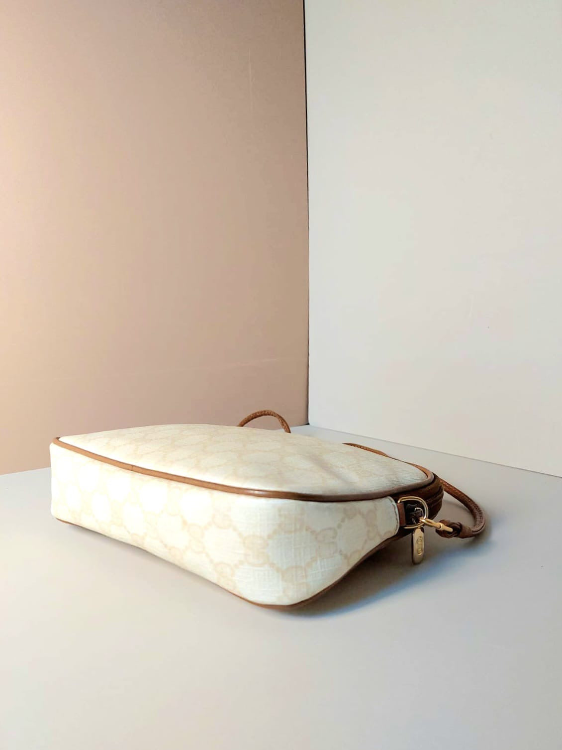 GUCCI rare white coffee color matching leather small bag / side bag / oblique bag
