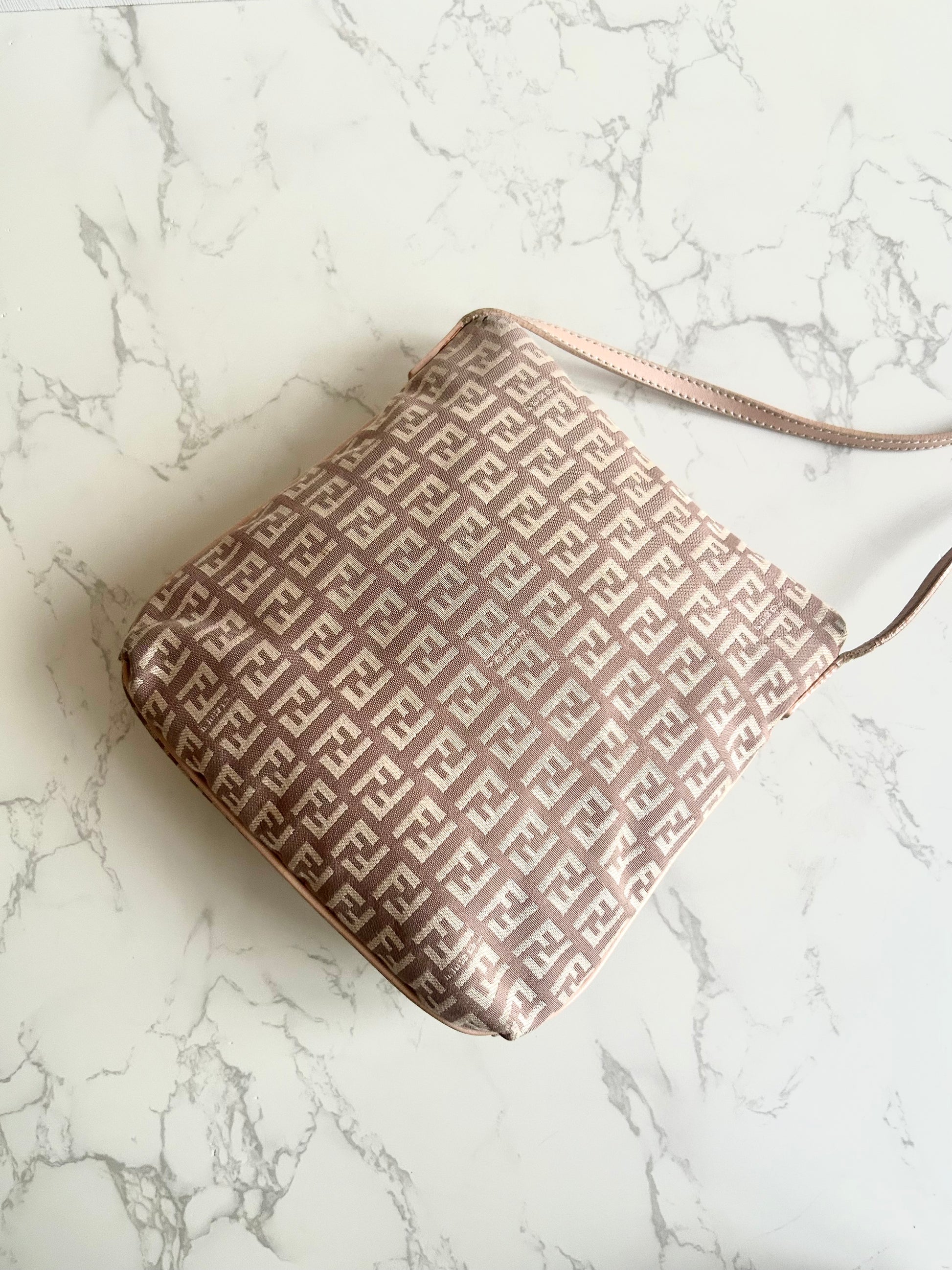 FENDI 稀有Zucca粉紅色老花銀扣豆腐包/側背包/斜背包