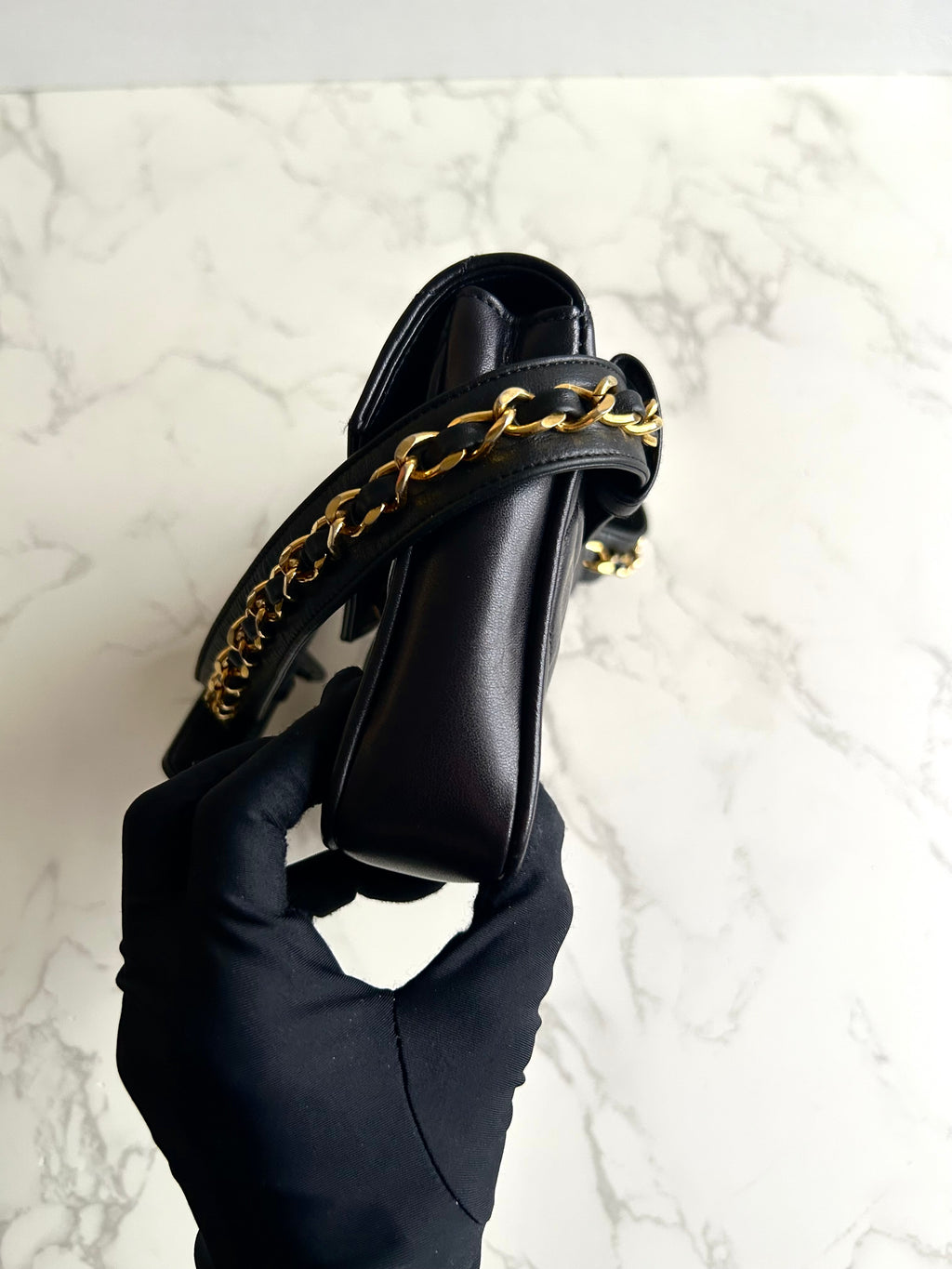 稀有 CHANEL Matelassé 黑色皮革金旋轉扣側背包/腰帶包/腋下包