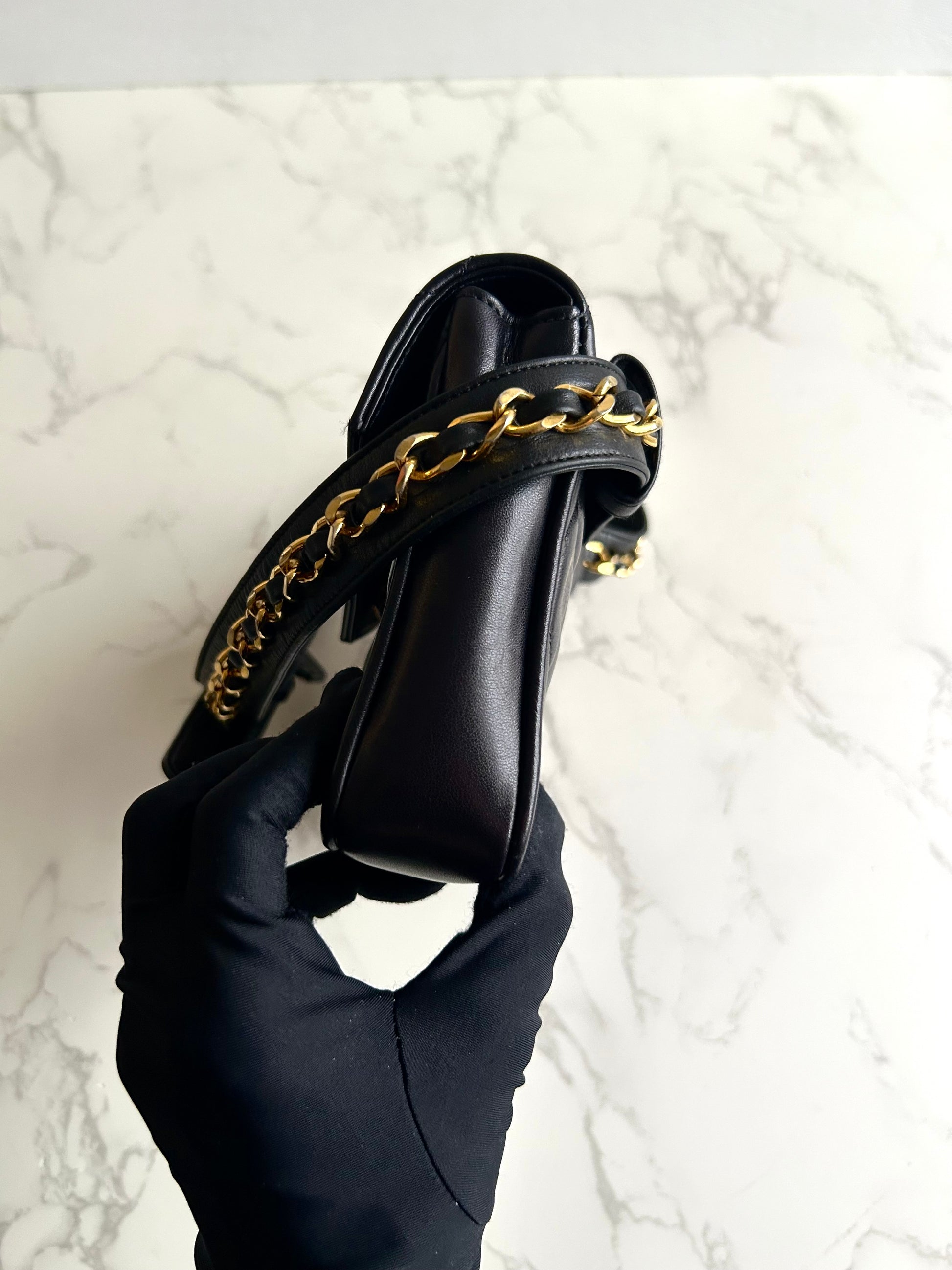 稀有 CHANEL Matelassé 黑色皮革金旋轉扣側背包/腰帶包/腋下包