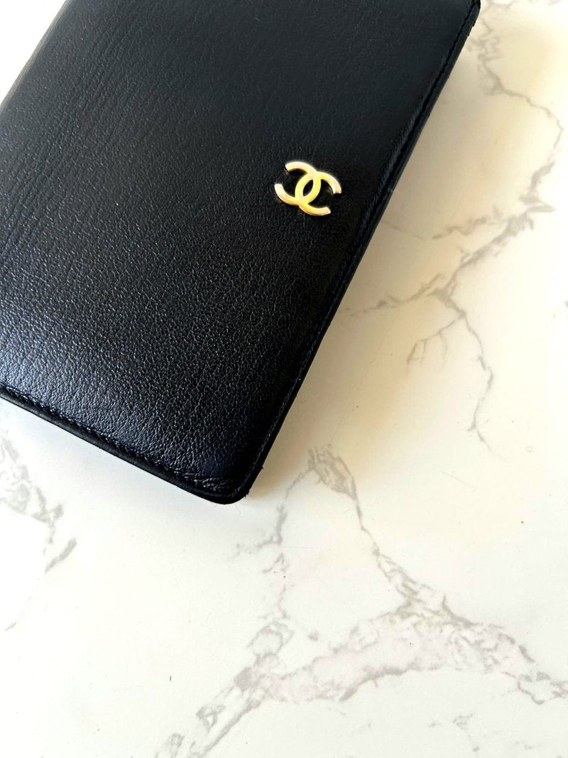 CHANEL 稀有黑色金標中短夾/錢包/護照套