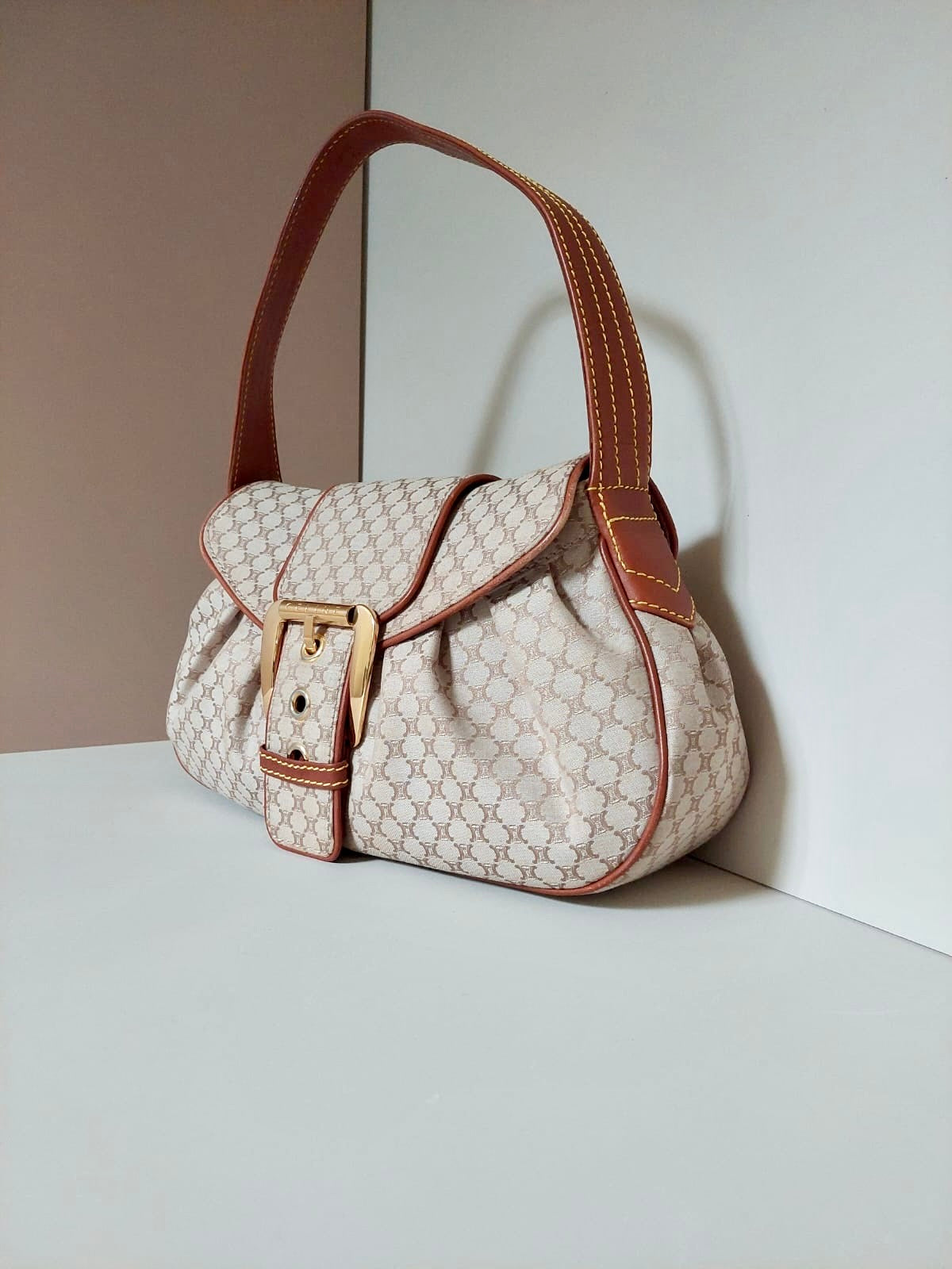 CELINE rare milk tea color old flower Arc de Triomphe old flower leather side backpack / underarm bag