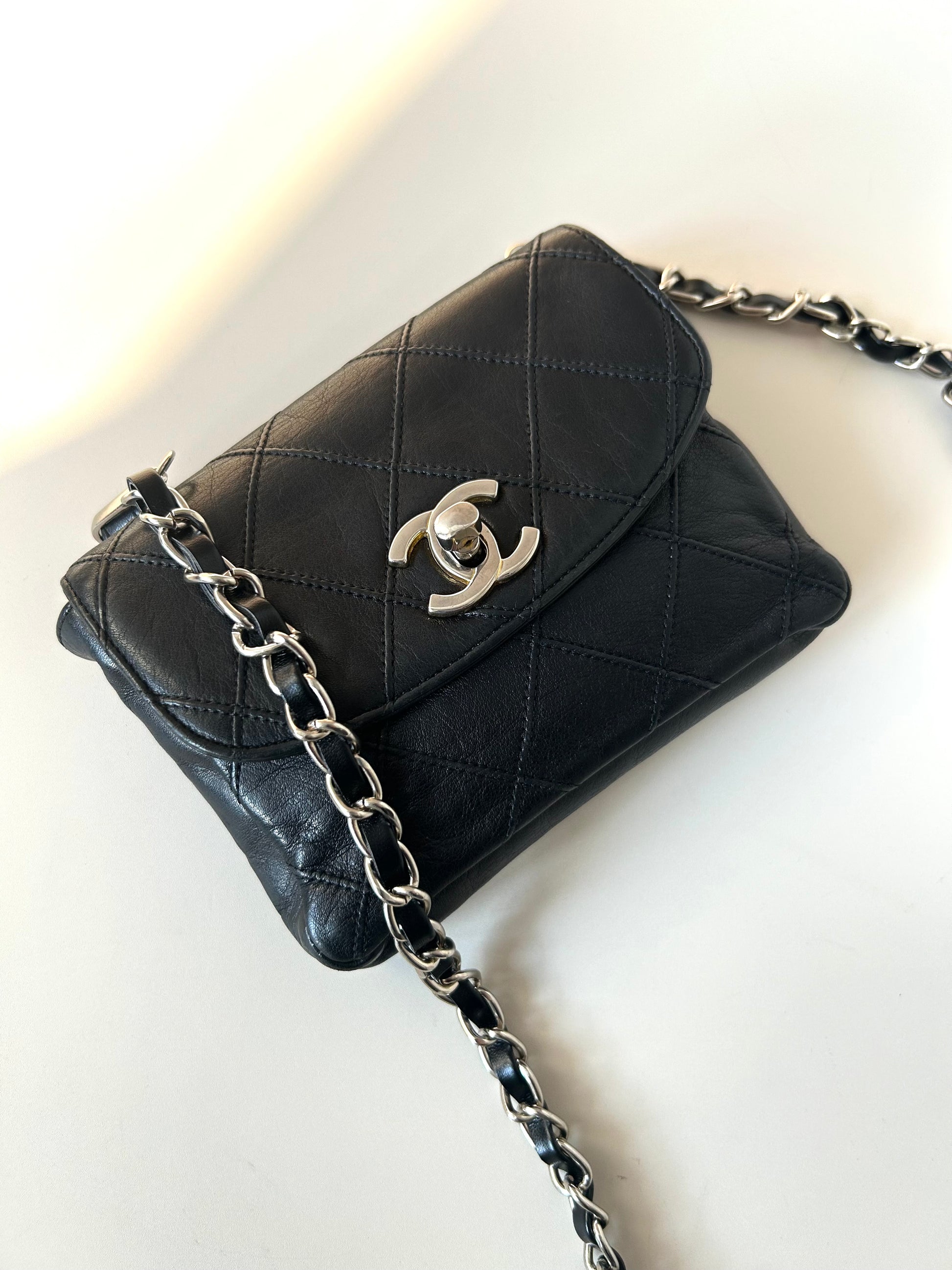 CHANEL rare black leather rotating buckle belt bag/side bag/clutch bag