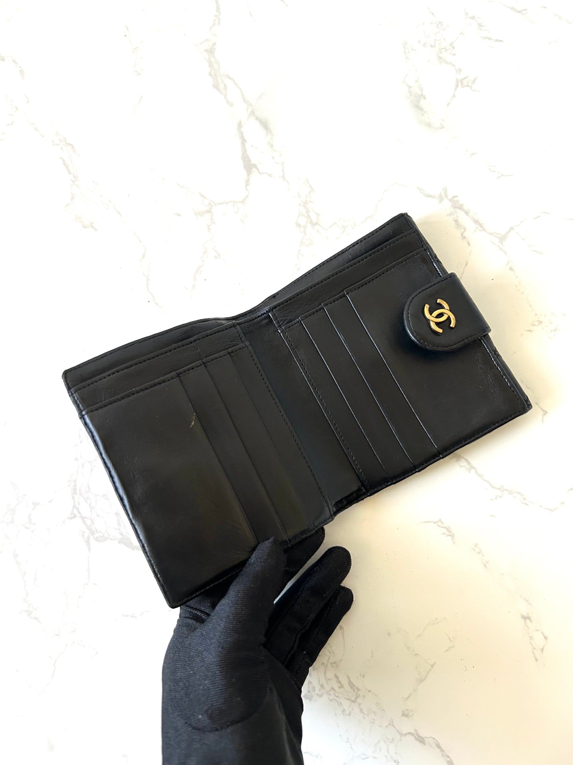 CHANEL 稀有雙面黑色小羊皮革金標短夾/錢包
