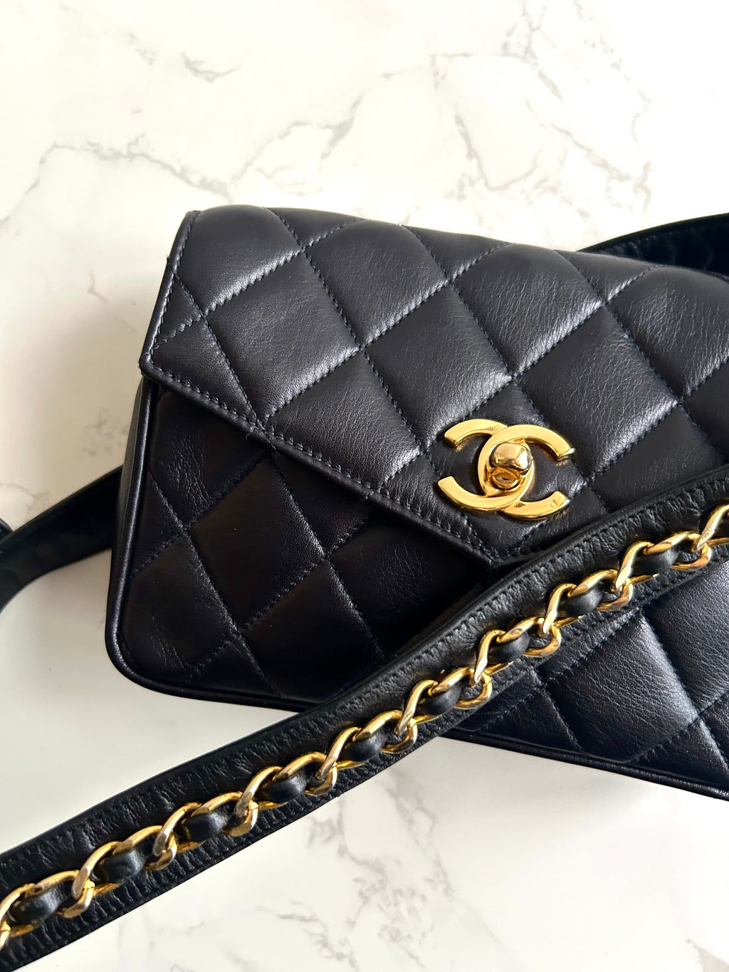 稀有 CHANEL Matelassé 黑色皮革金旋轉扣側背包/腰帶包/腋下包