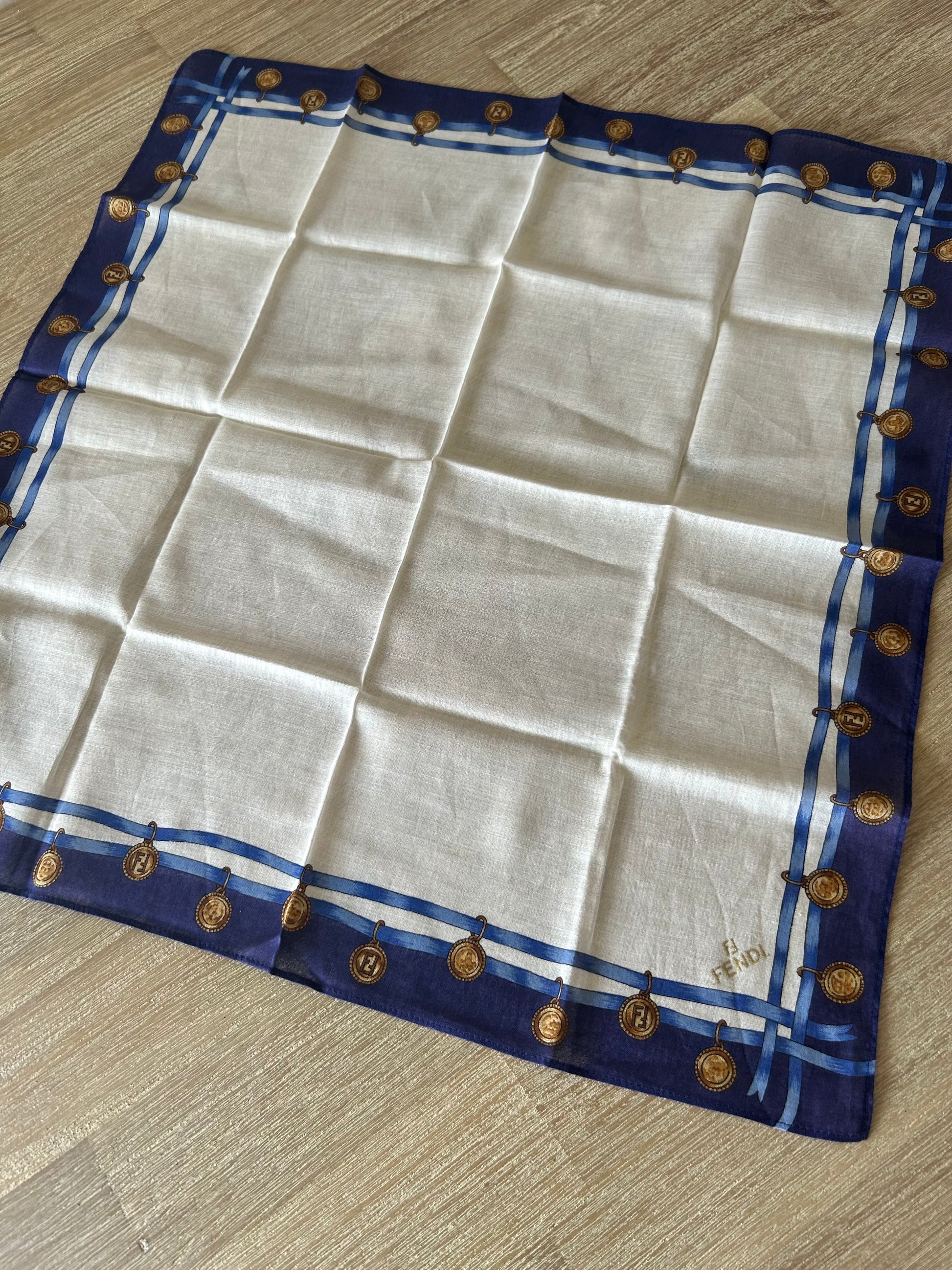 女神節滿額 HKD$3888贈品 - FENDI 藍白色金幣方型絲巾 46x46cm