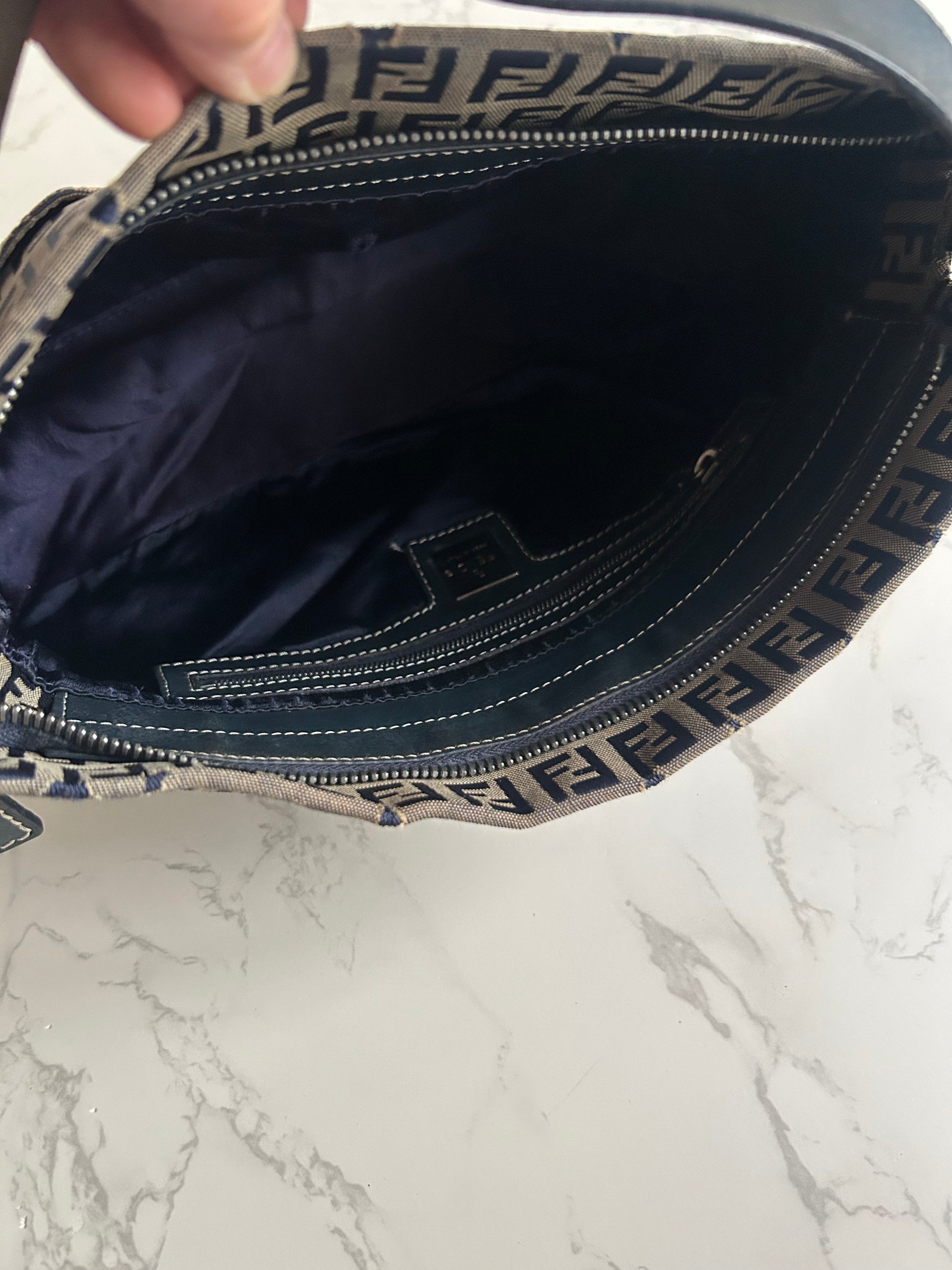 Fendi灰黑色Mama Baguette老花法棍包 側背包 腋下包