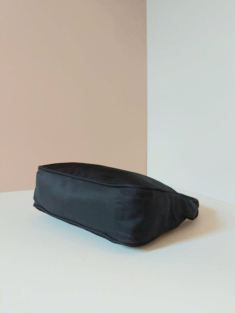 PRADA 黑色銀三角Hobo腋下單肩小包/腋下包/側背包