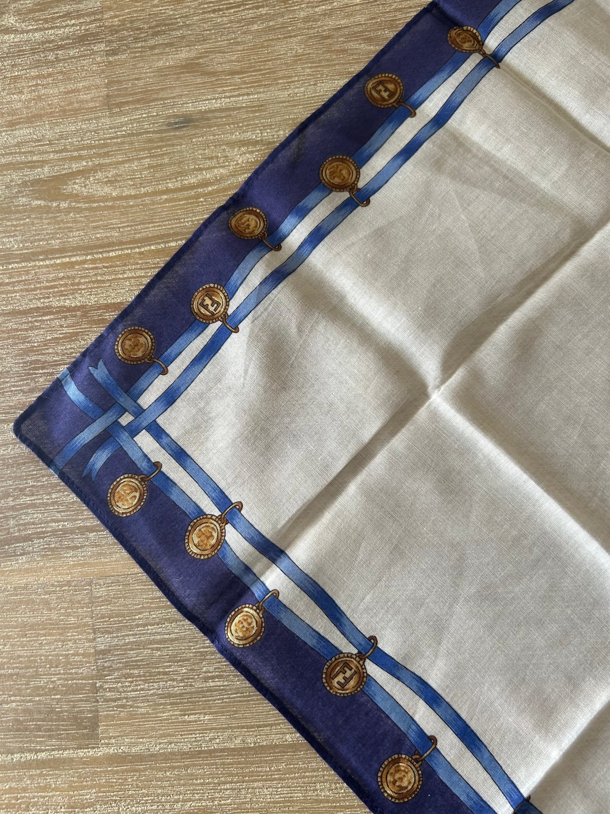 女神節滿額 HKD$3888贈品 - FENDI 藍白色金幣方型絲巾 46x46cm