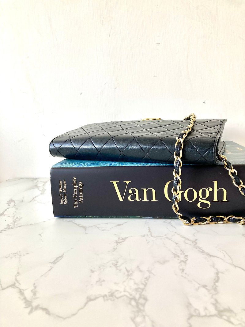 CHANEL classic black gold buckle 22cm Half Flap chain small bag/side backpack/shoulder bag