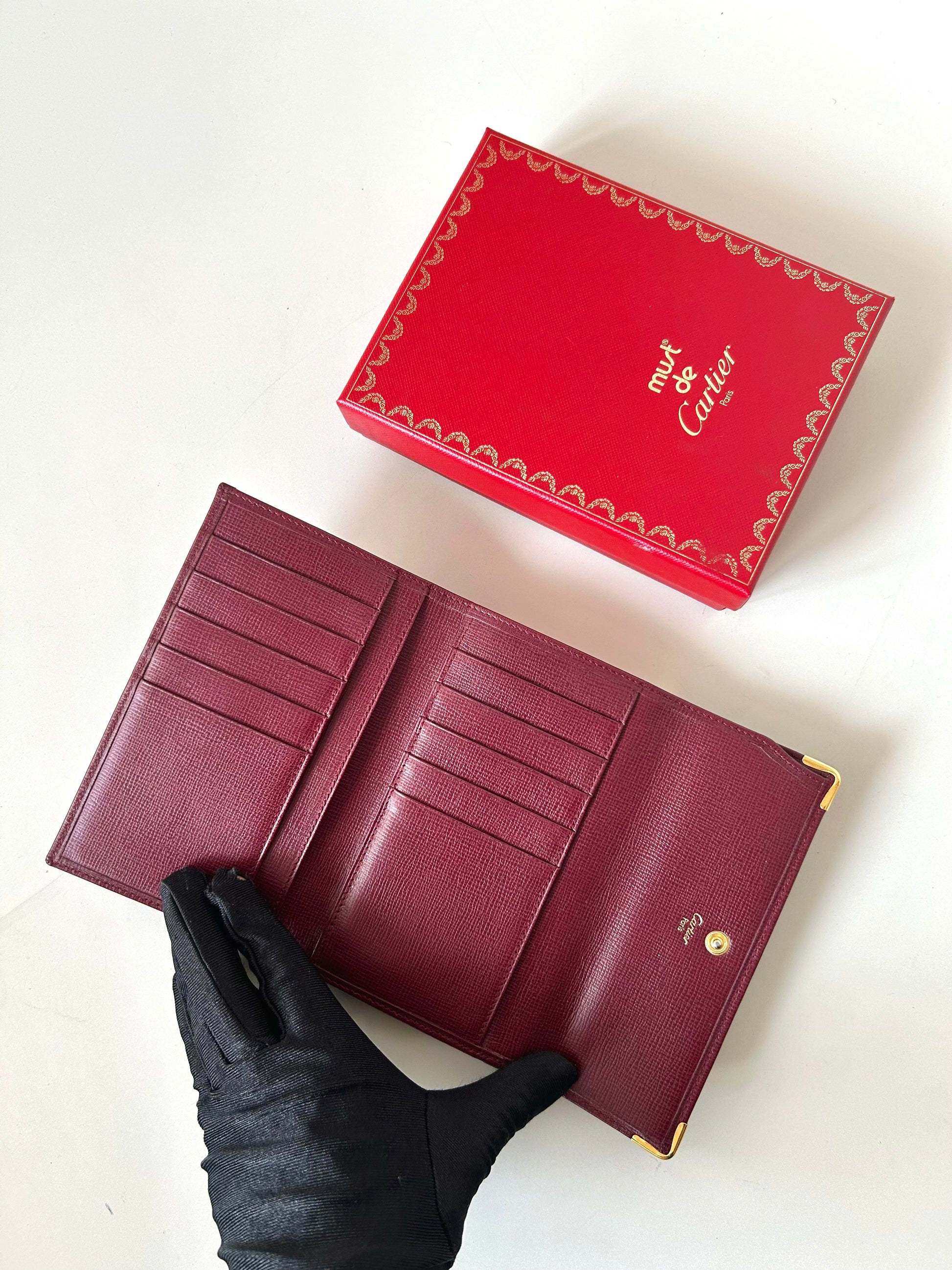 CARTIER Must de Cartier 酒紅皮革中短夾口金錢包/銀包