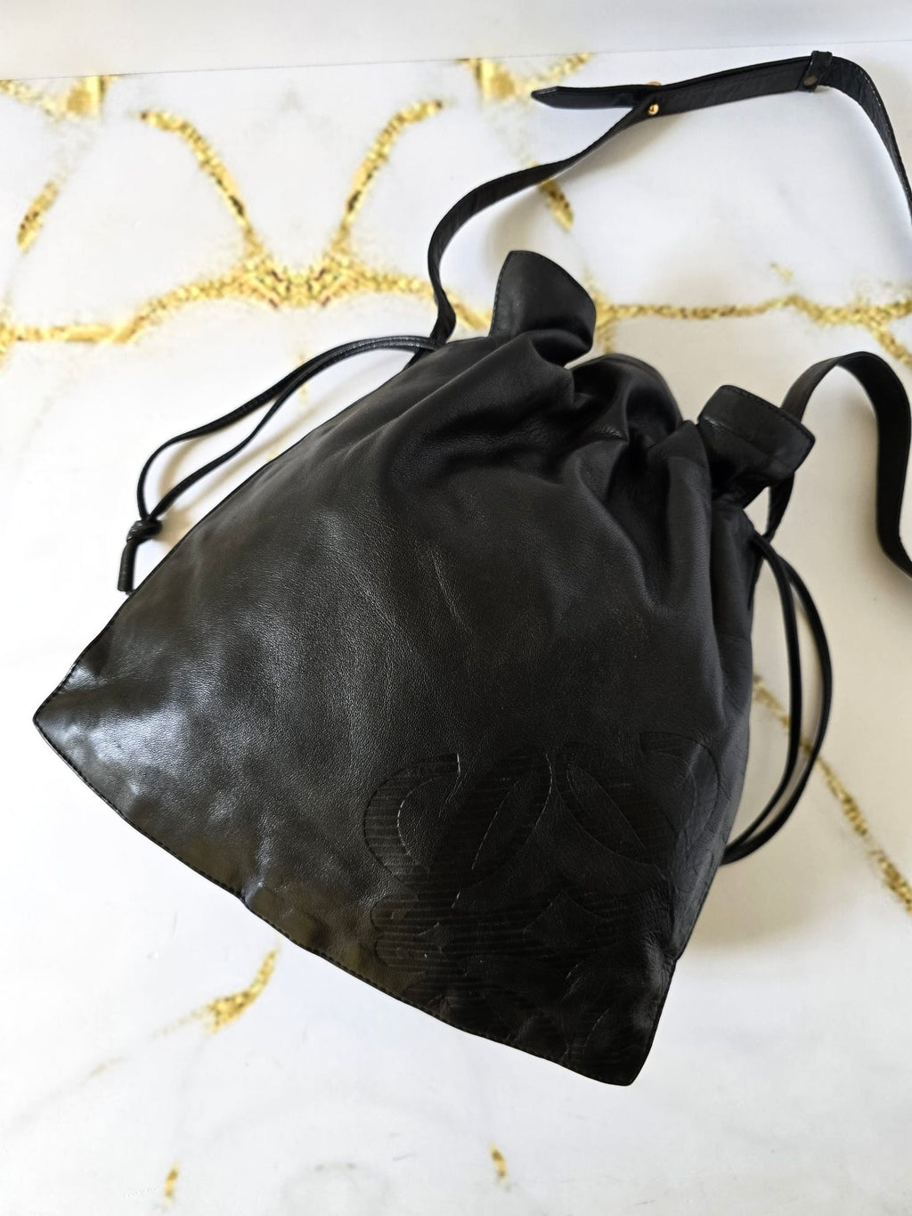 Loewe 黑金色Anagram納帕皮革水桶包 側背包 斜背包