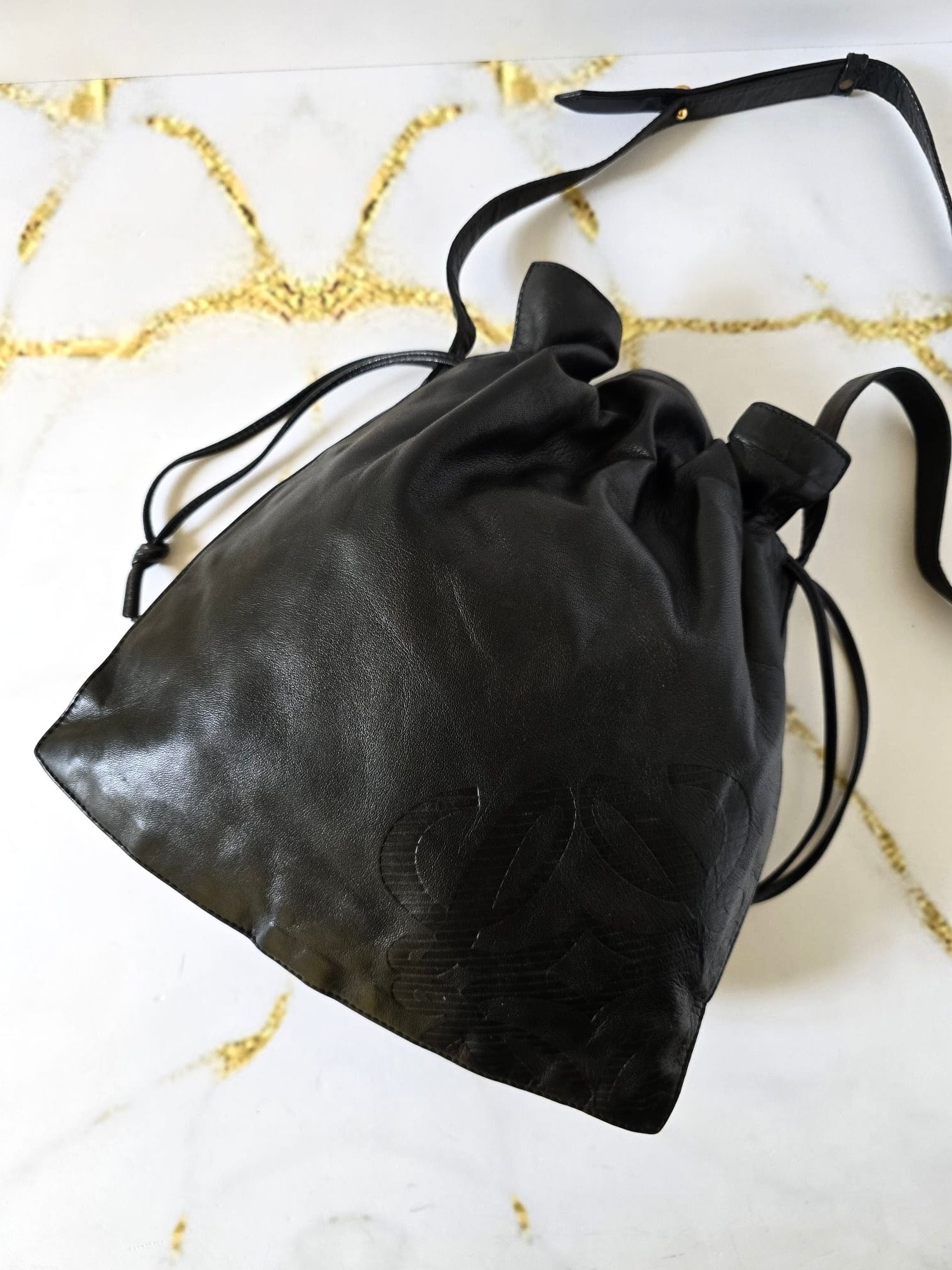 Loewe 黑金色Anagram納帕皮革水桶包 側背包 斜背包
