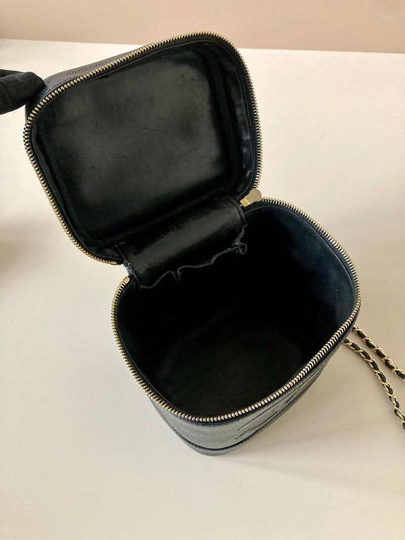 CHANEL 稀有豎版黑色魚子醬皮革Vanity盒子包/側背包/斜背包/手拿包