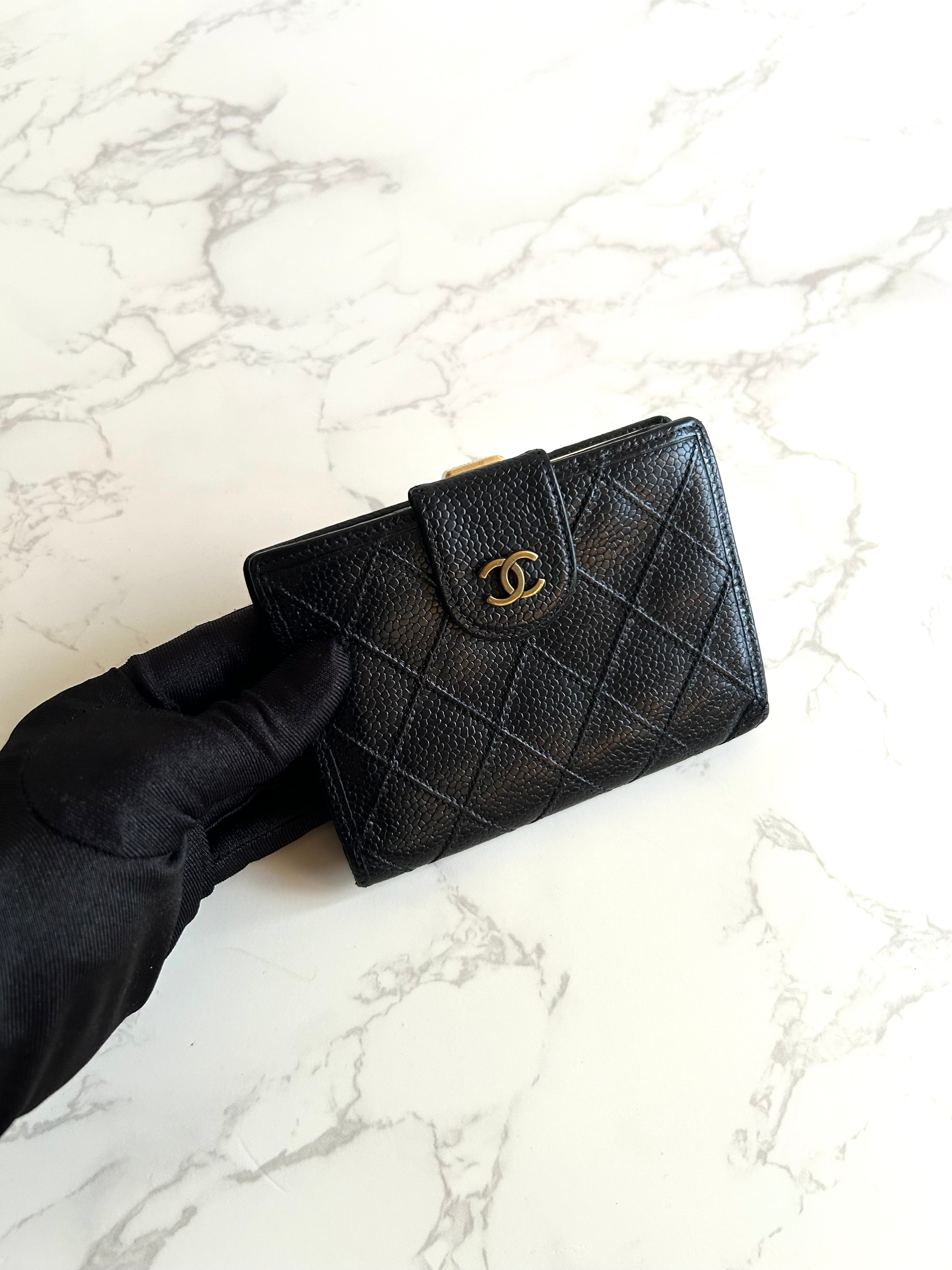 CHANEL rare gold buckle black caviar cowhide leather short wallet / wallet / purse