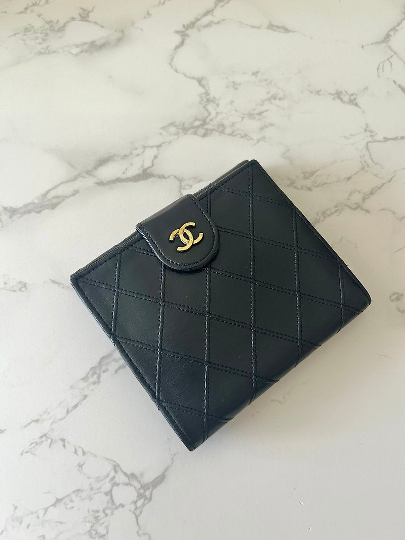 CHANEL rare double-sided black lambskin gold label short wallet / wallet