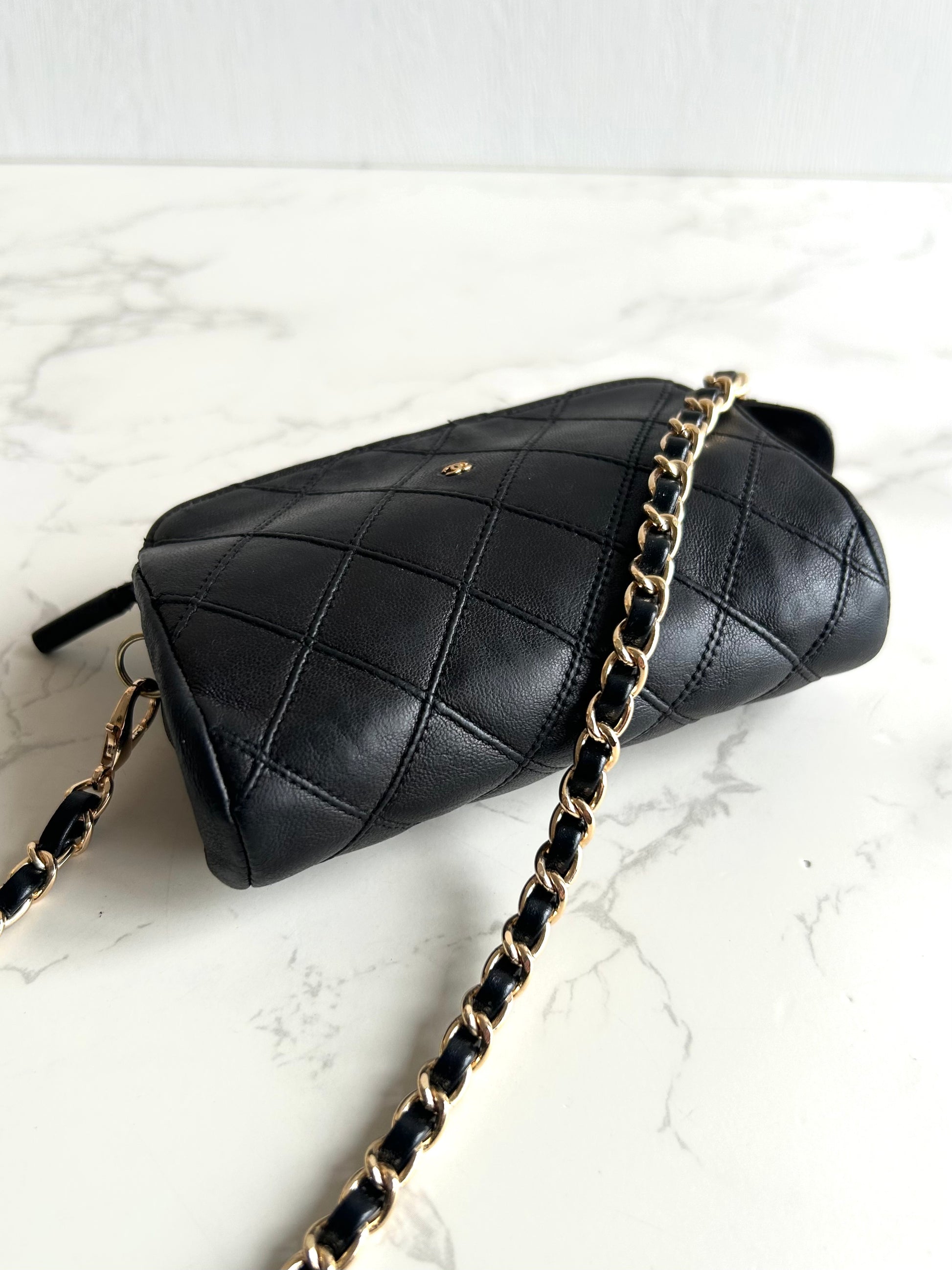 中古 Chanel黑金色小羊皮革斜背包  側背包