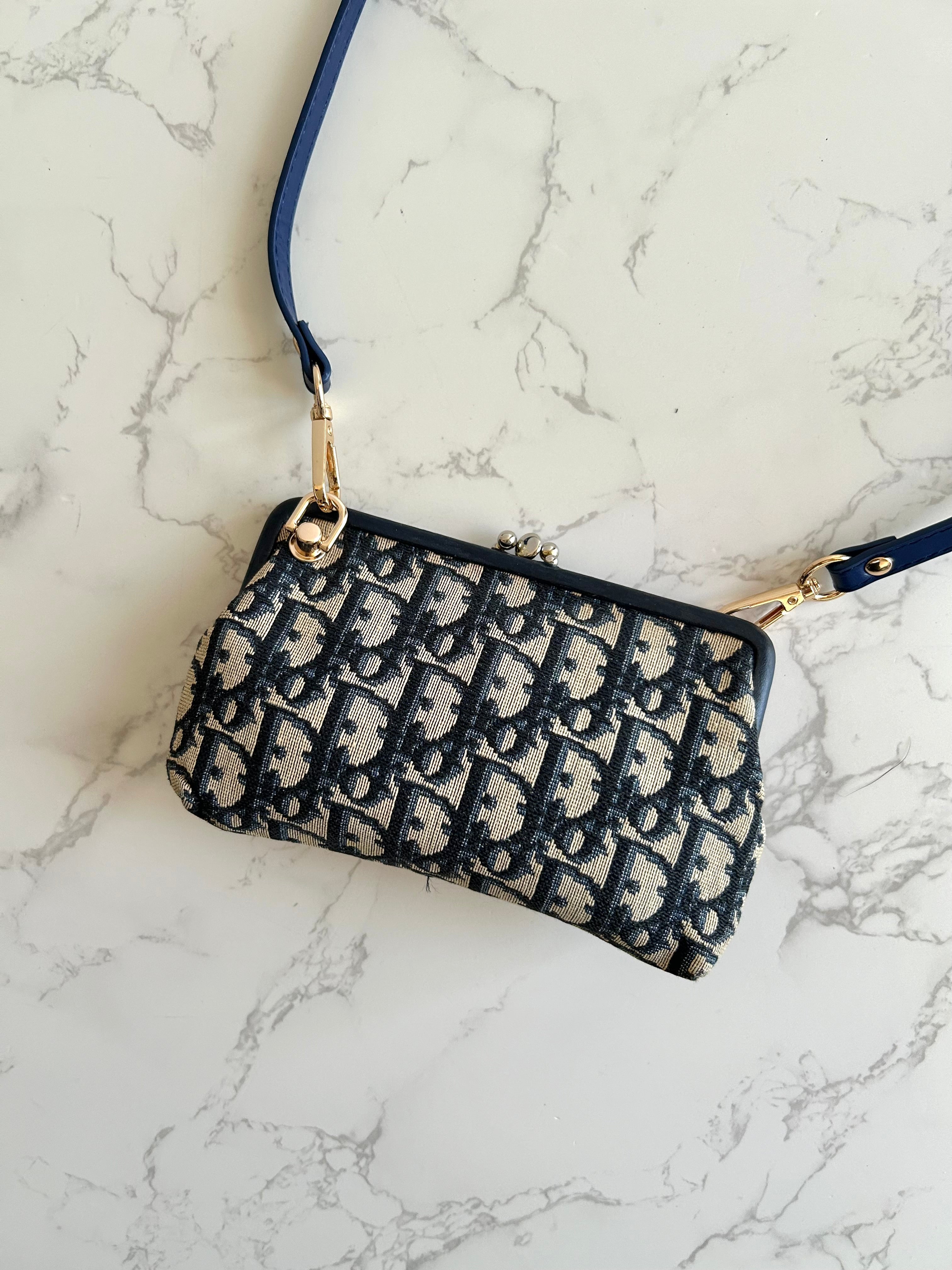 CHRISTIAN DIOR dark blue old flower mouth gold dumpling side bag / clutch bag / oblique bag