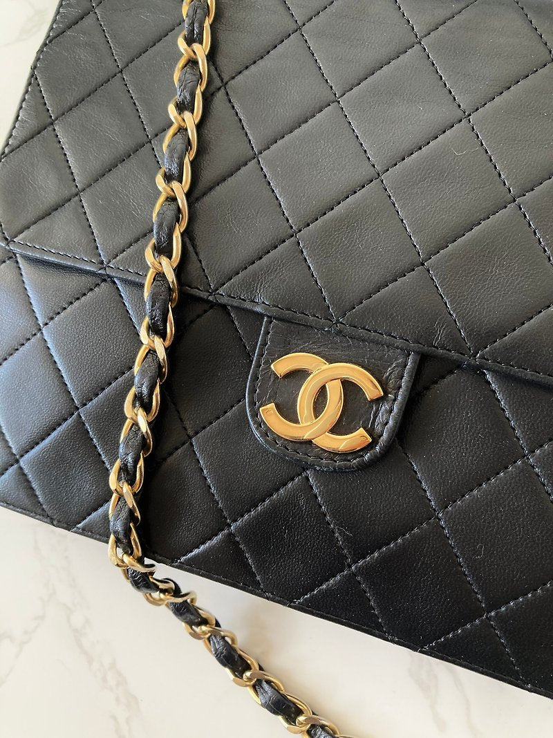 CHANEL classic black gold buckle 22cm Half Flap chain small bag/side backpack/shoulder bag