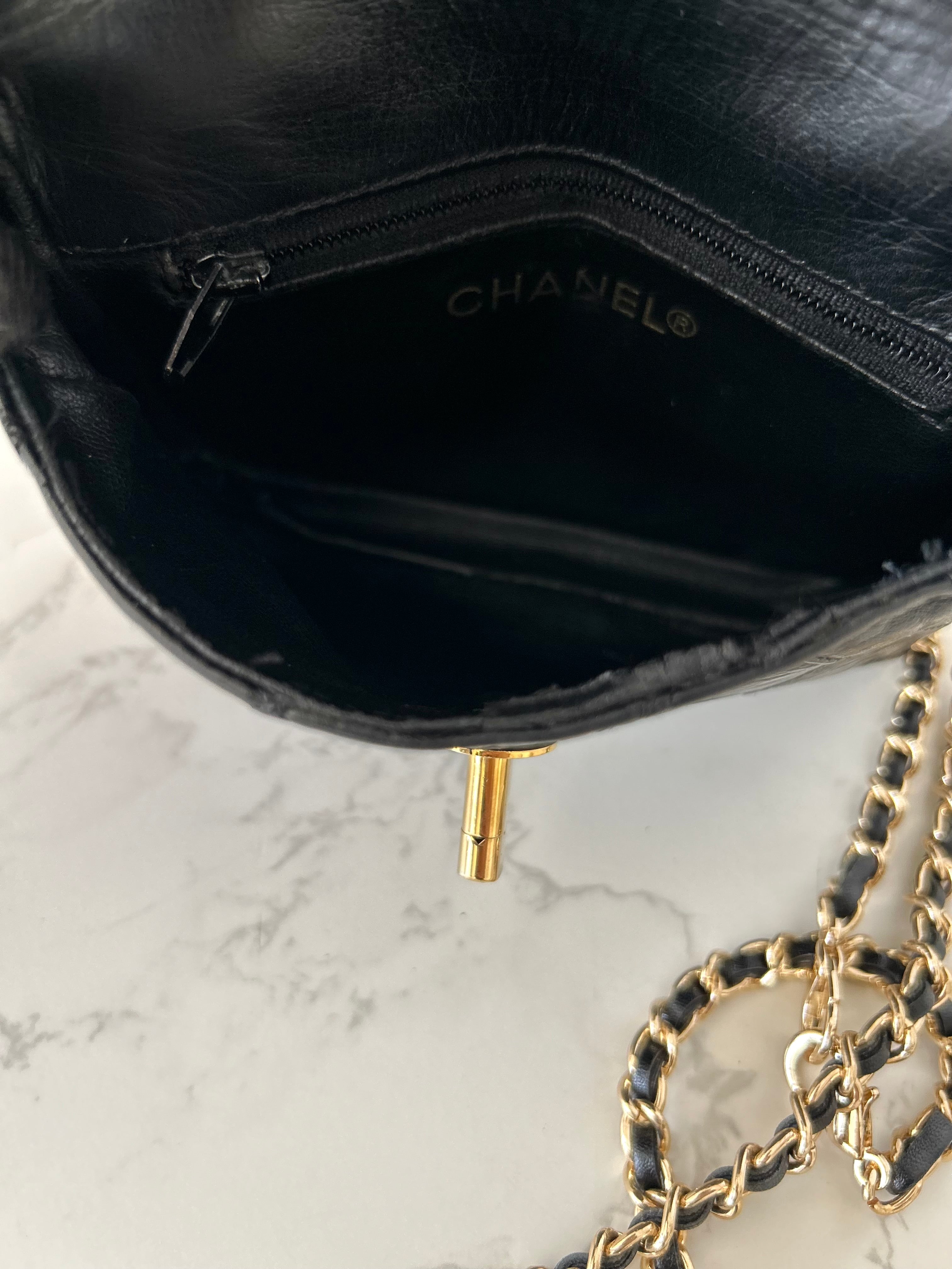 CHANEL rare black leather rotating buckle belt bag/side bag/clutch bag