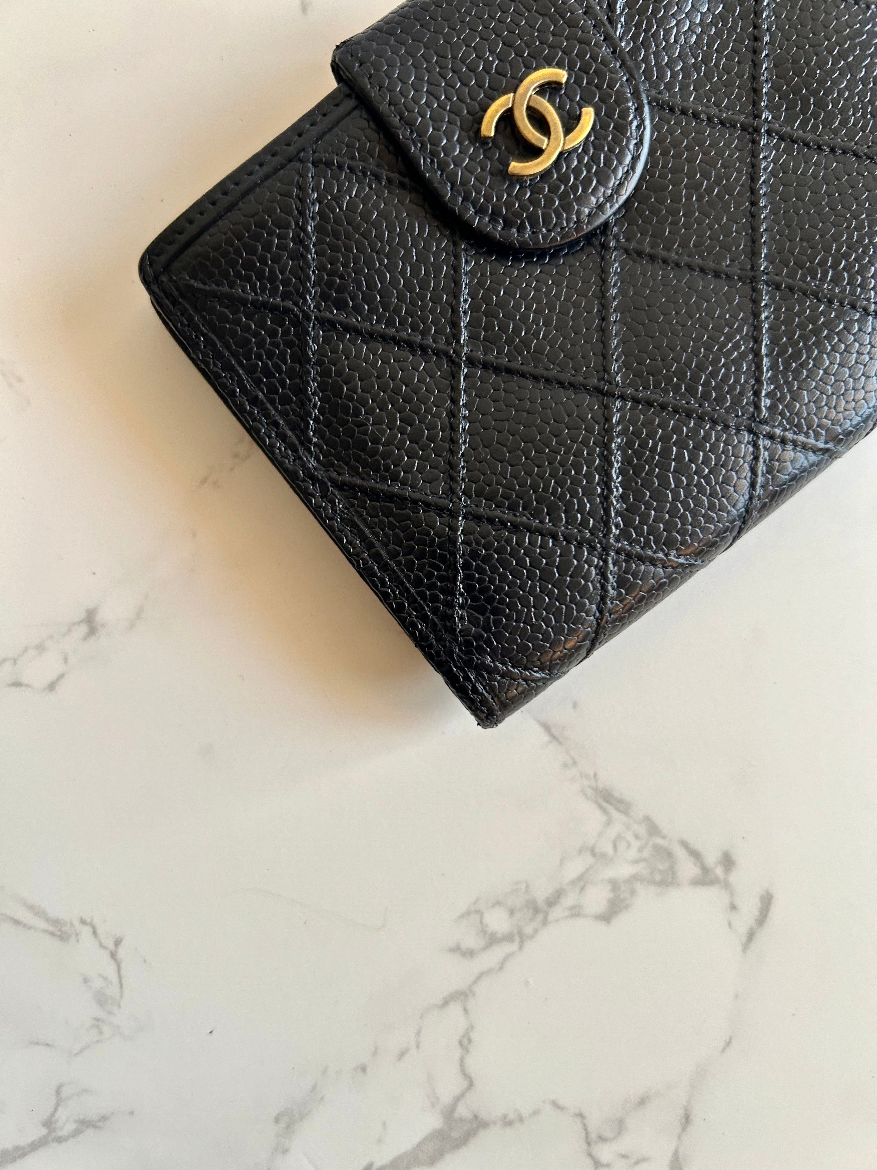 CHANEL rare gold buckle black caviar cowhide leather short wallet / wallet / purse