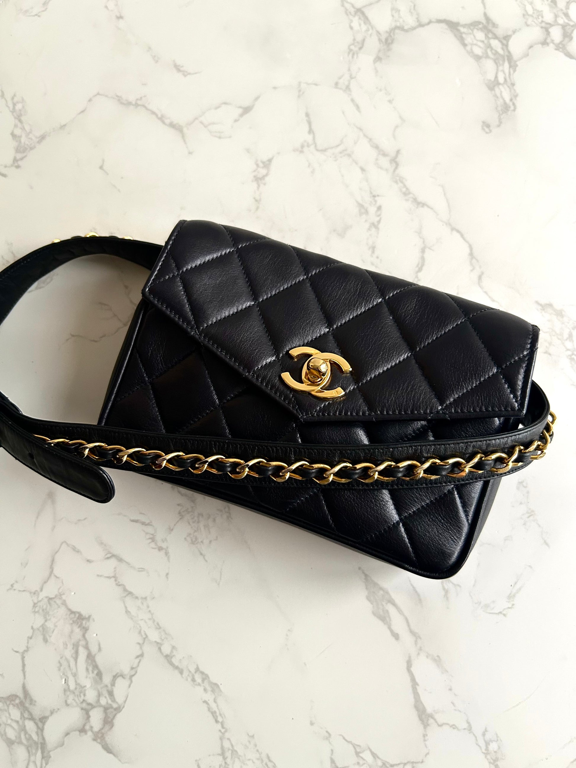 稀有 CHANEL Matelassé 黑色皮革金旋轉扣側背包/腰帶包/腋下包