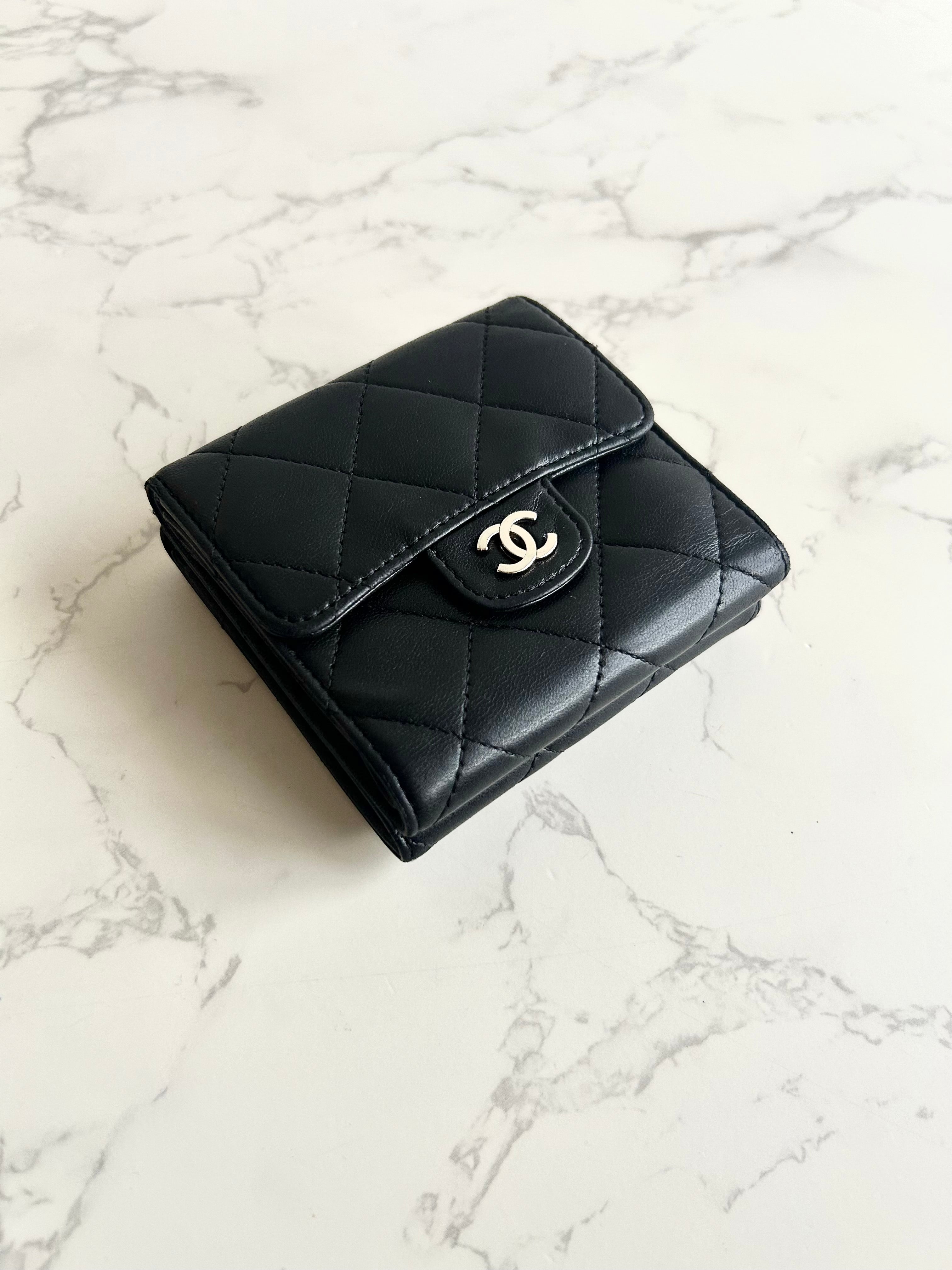 Pre-owned Chanel Double-Sided Black and Silver Lambskin Short Wallet