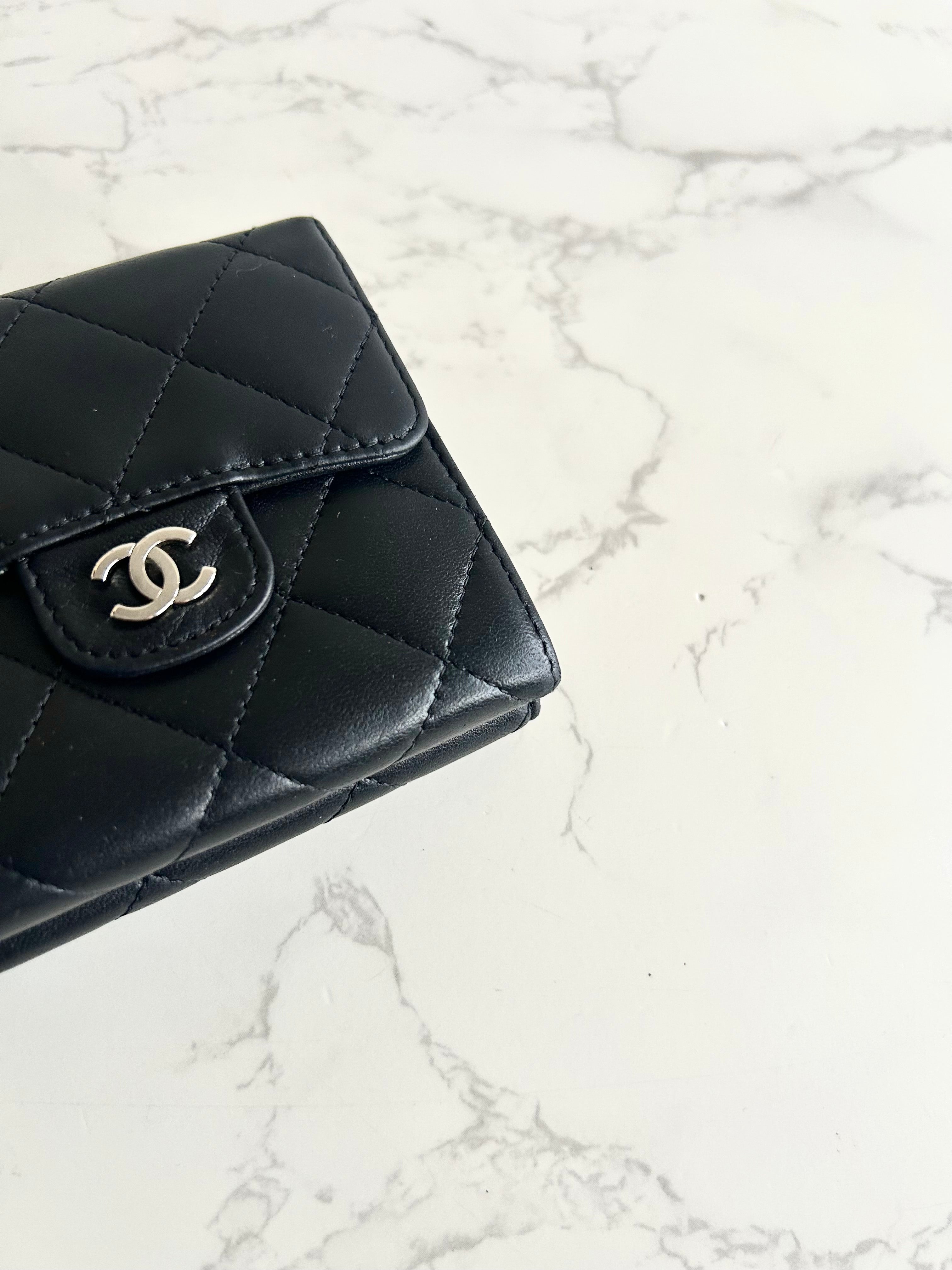 Pre-owned Chanel Double-Sided Black and Silver Lambskin Short Wallet