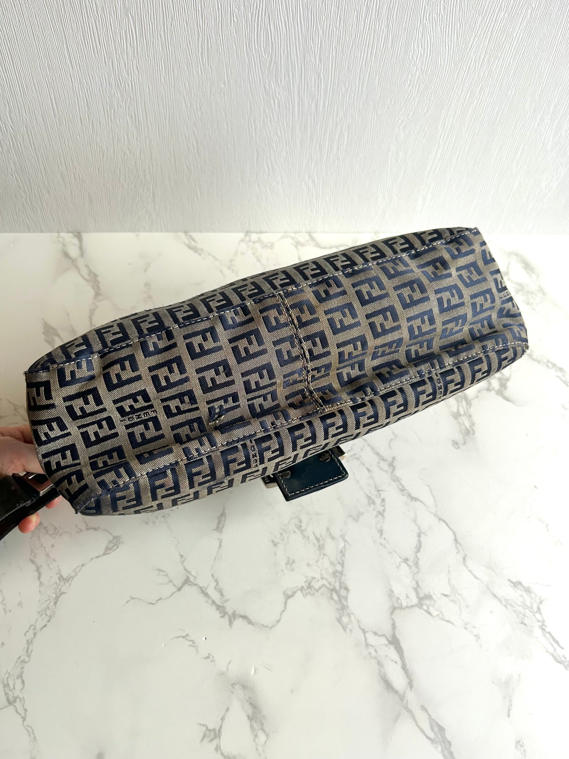 Fendi灰黑色Mama Baguette老花法棍包 側背包 腋下包