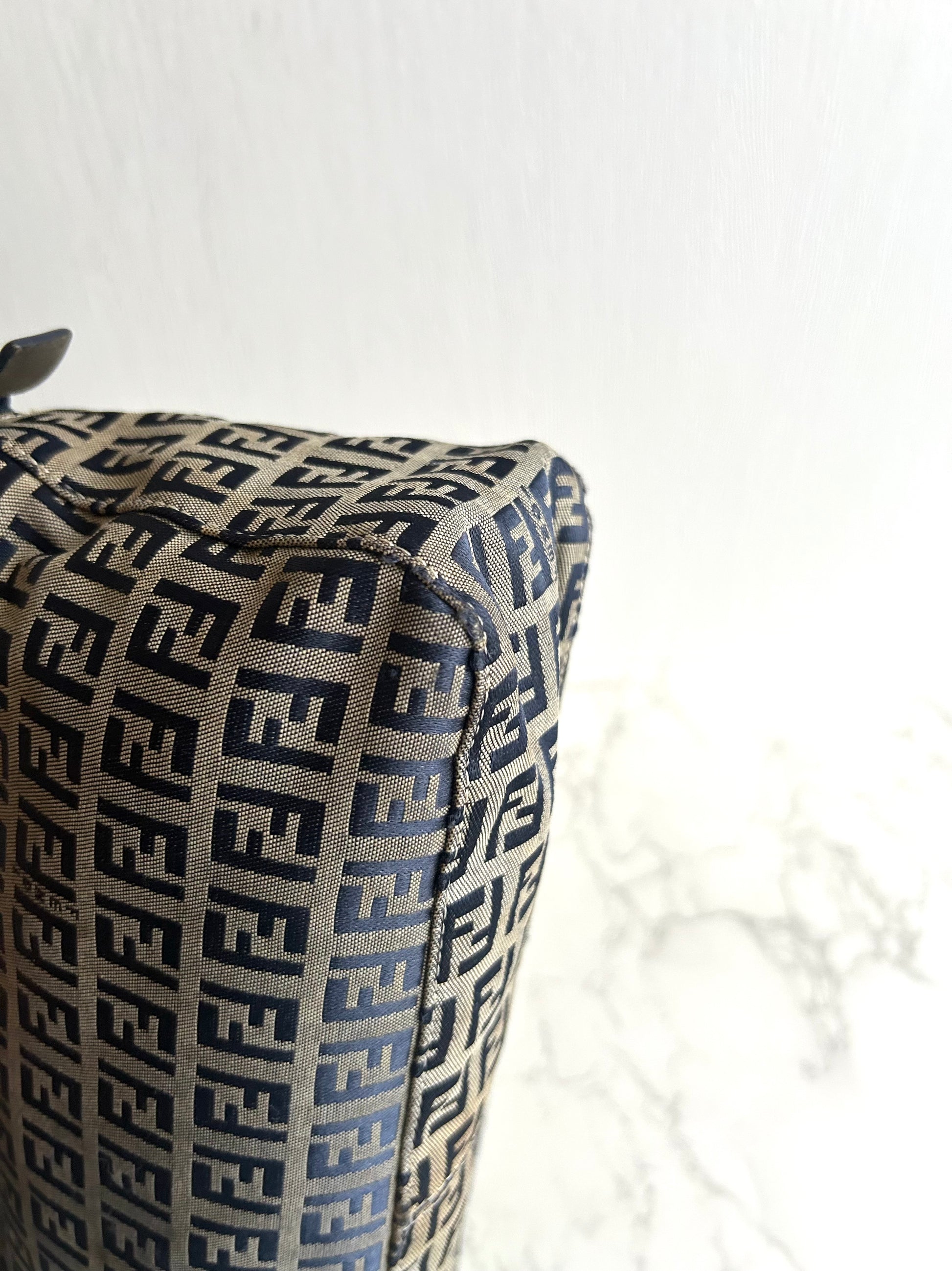 Fendi灰黑色Mama Baguette老花法棍包 側背包 腋下包