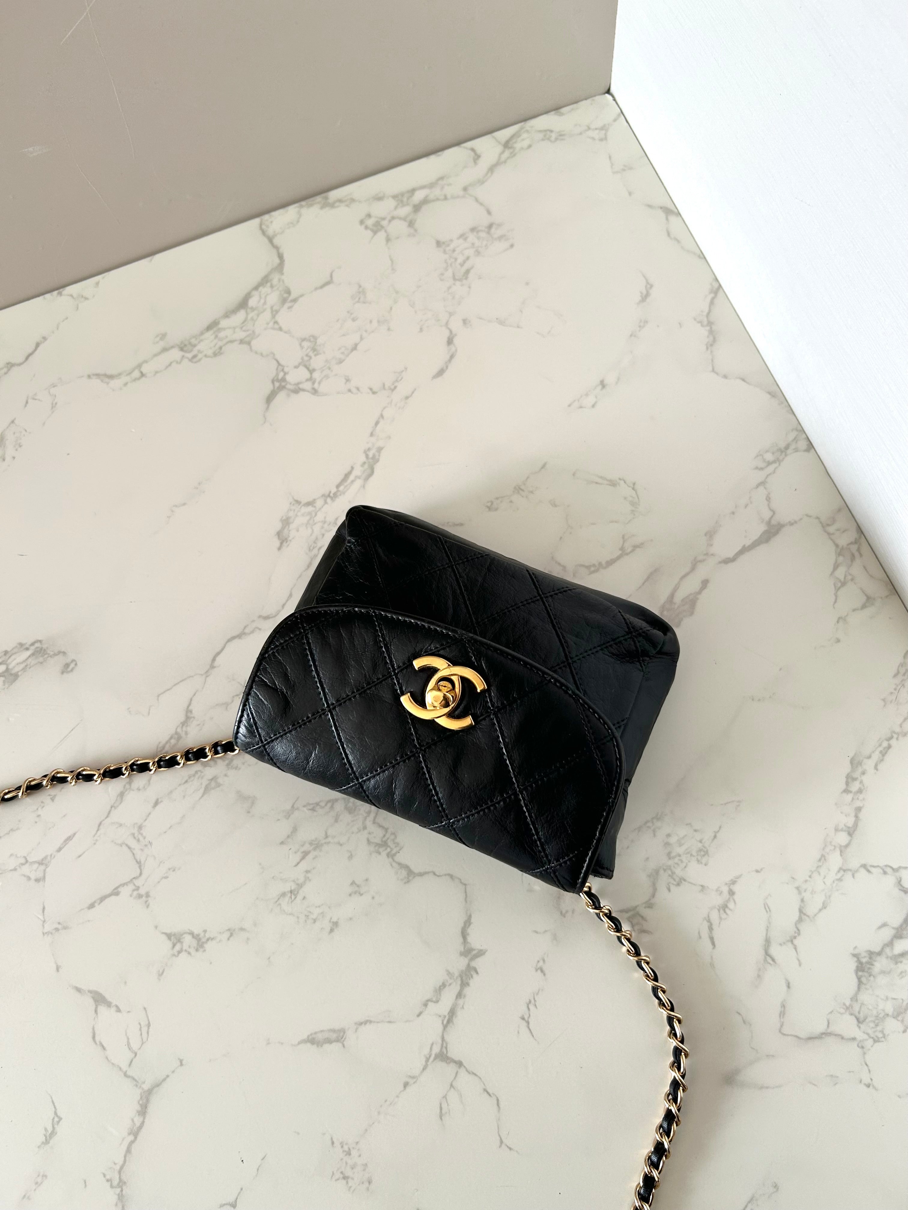 CHANEL rare black leather rotating buckle belt bag/side bag/clutch bag