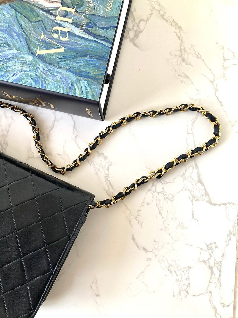 CHANEL classic black gold buckle 24cm Full Flap chain small bag/side backpack/shoulder bag