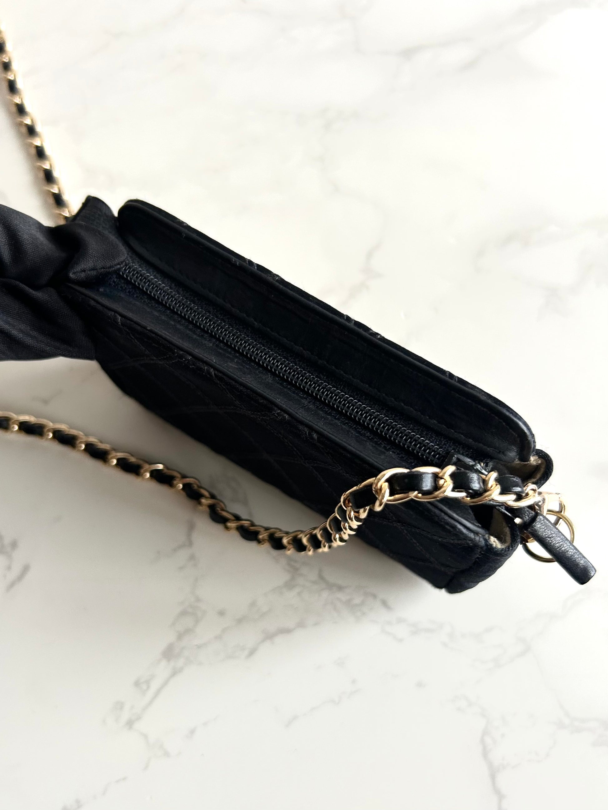 稀有Chanel 黑金色水鑽絲絹包/側背包/斜背包