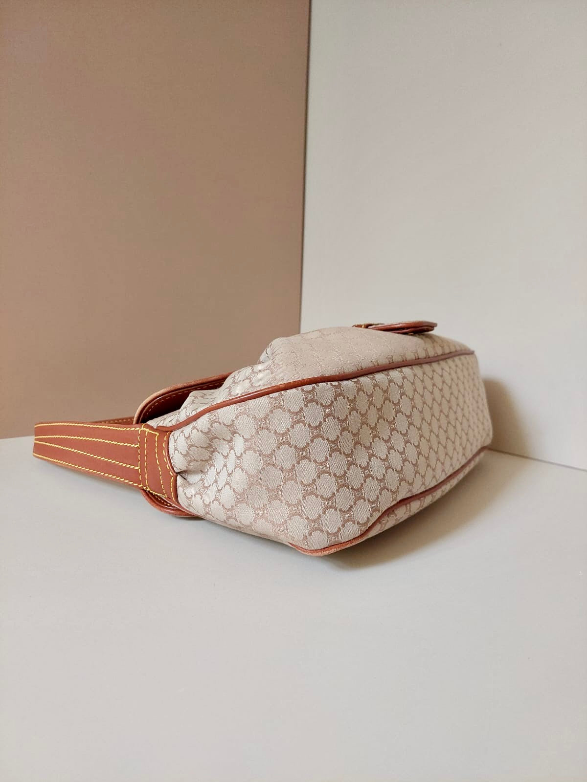 CELINE rare milk tea color old flower Arc de Triomphe old flower leather side backpack / underarm bag