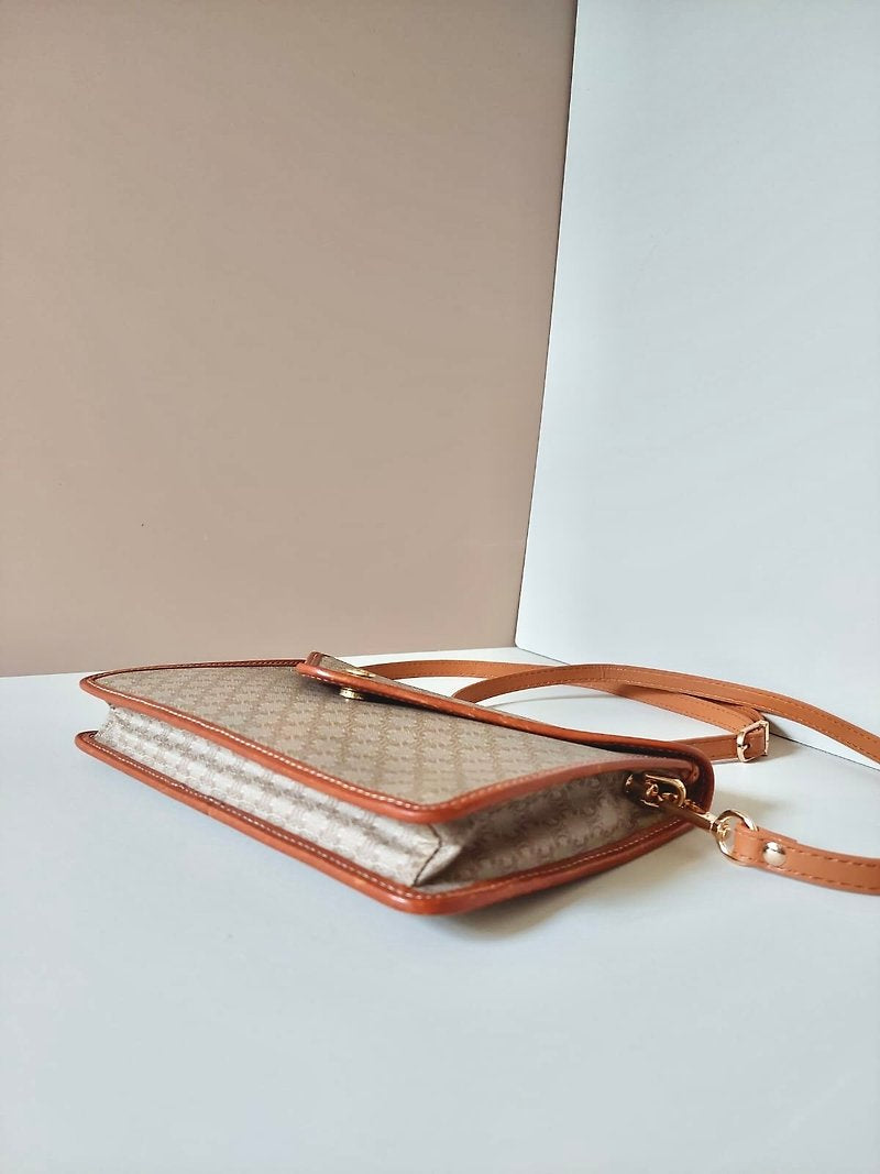 CELINE Beige Apricot Old Flower Leather Gold Arc de Triomphe Buckle Envelope Bag/Side Bag/Messenger Bag