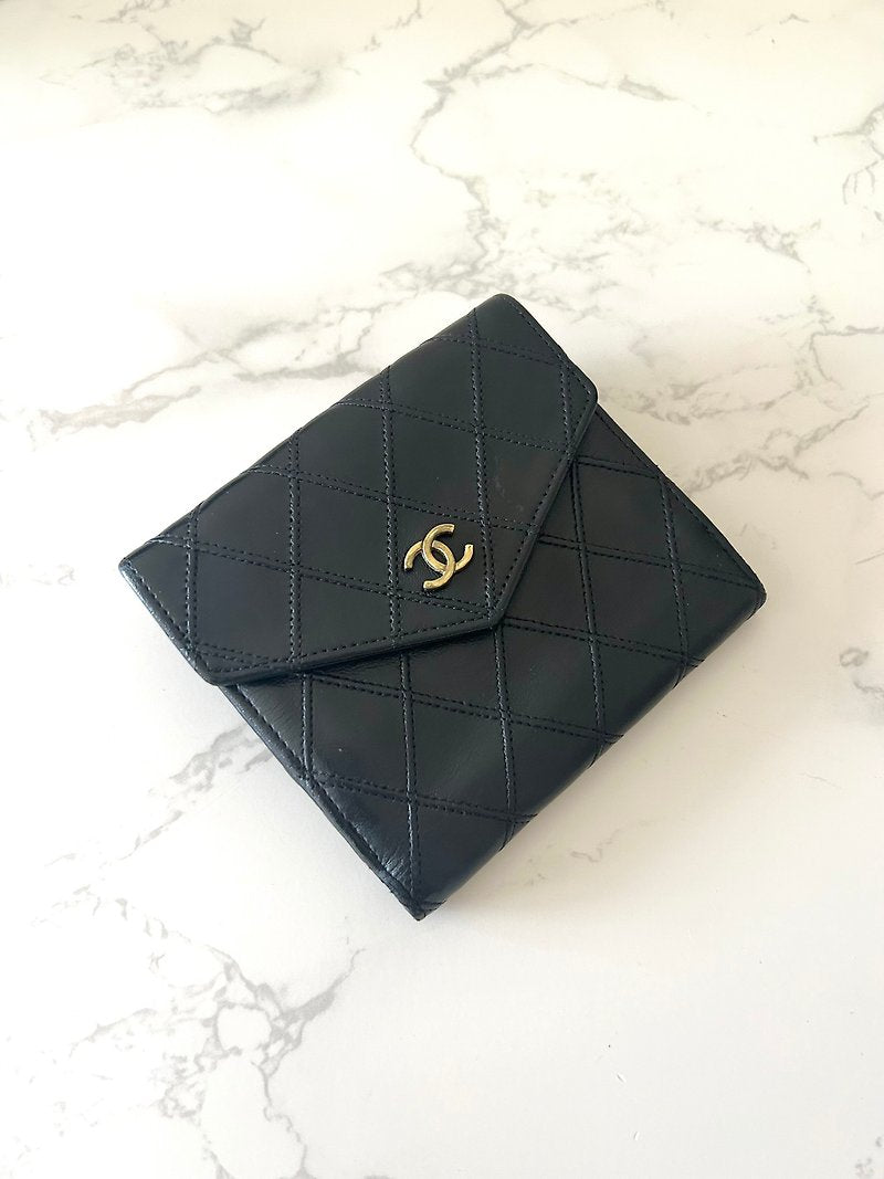 CHANEL 稀有雙面黑色小羊皮革金標短夾/錢包