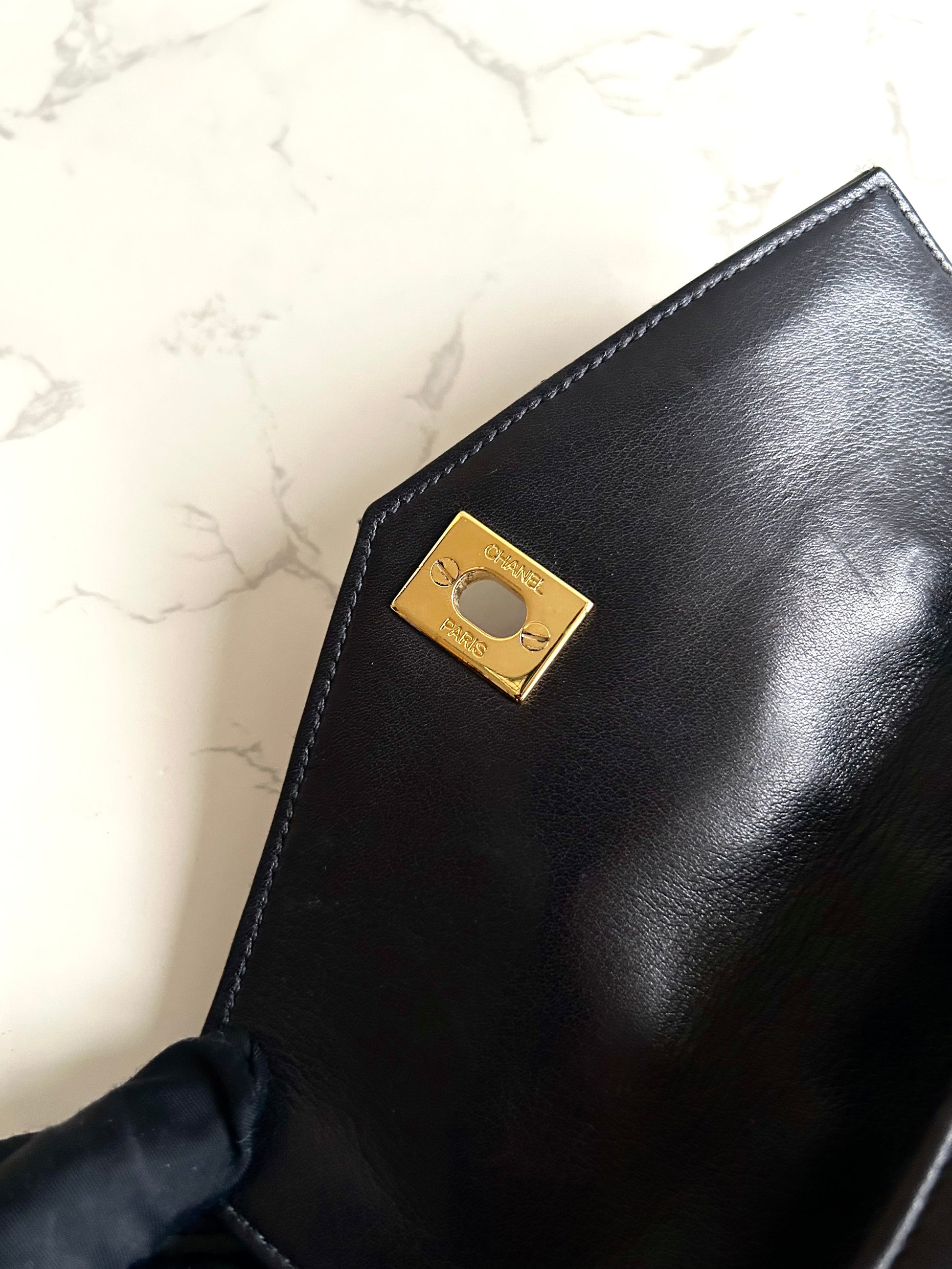 稀有 CHANEL Matelassé 黑色皮革金旋轉扣側背包/腰帶包/腋下包