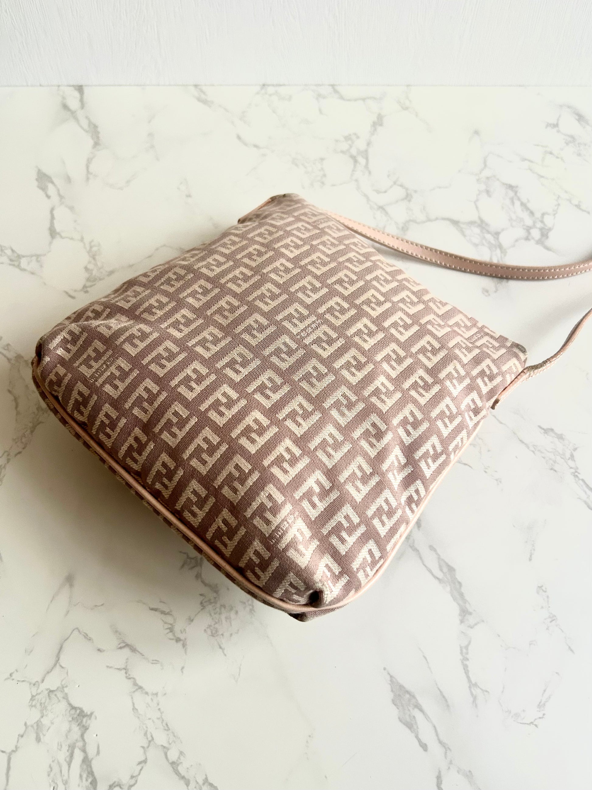 FENDI 稀有Zucca粉紅色老花銀扣豆腐包/側背包/斜背包